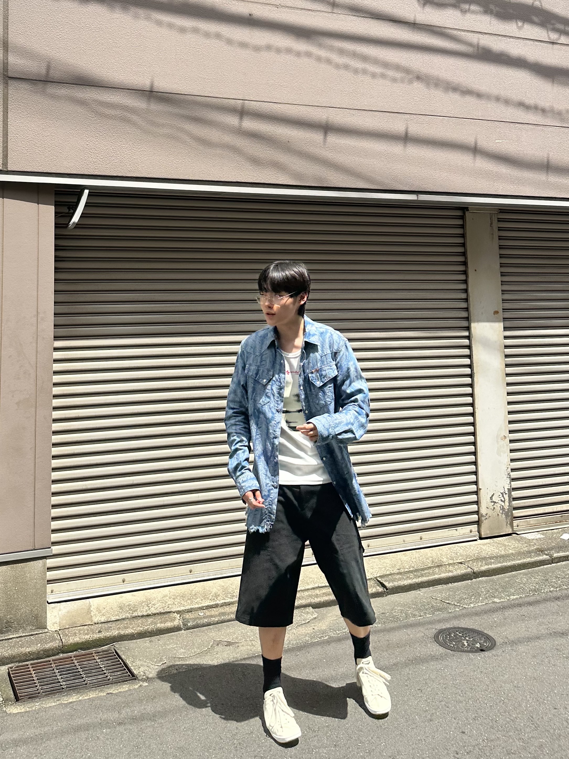 Balenciaga x Adidas Stan Smith Off White, Kapital 5 oz. Magpie Denim Western Shirt Light Indigo 착용 스타일 - 1