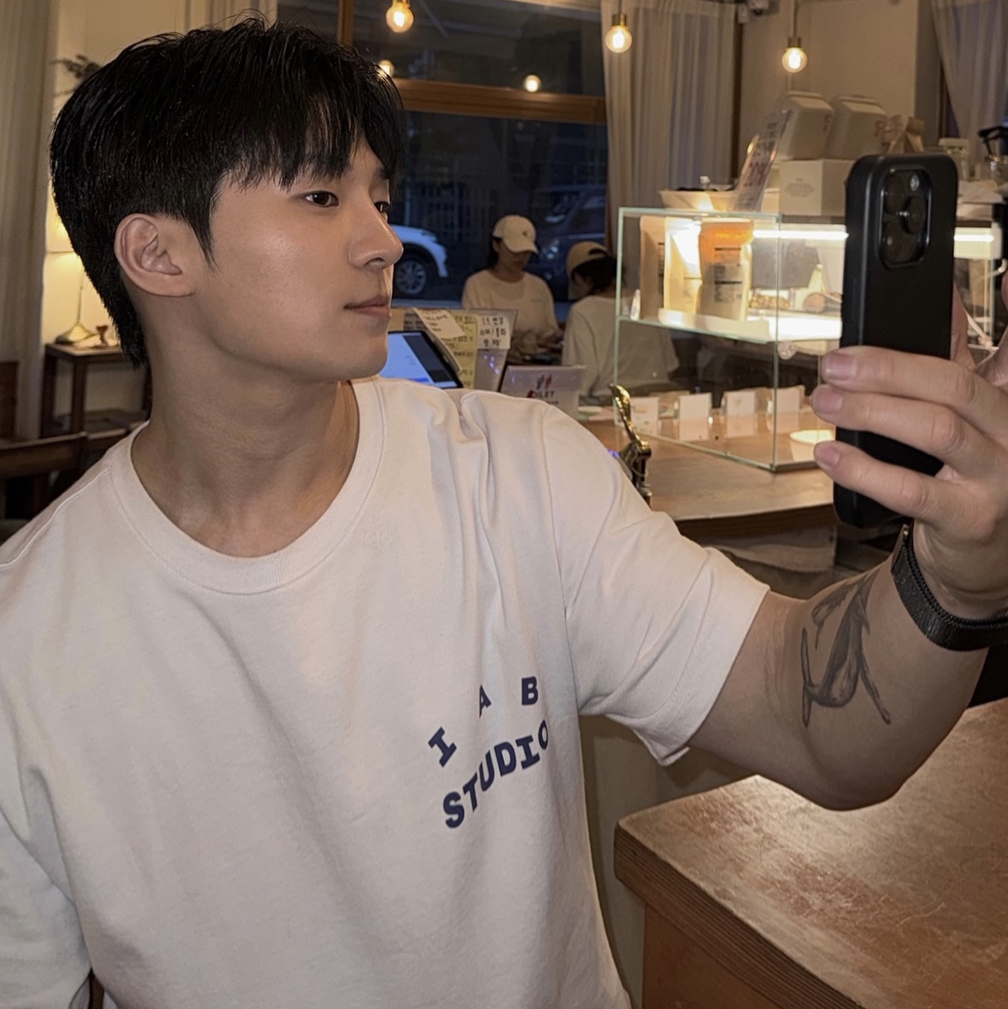 IAB Studio T-Shirt White Navy - 22FW, IAB Studio 10th Anniversary T-Shirt White 착용 스타일 - 2