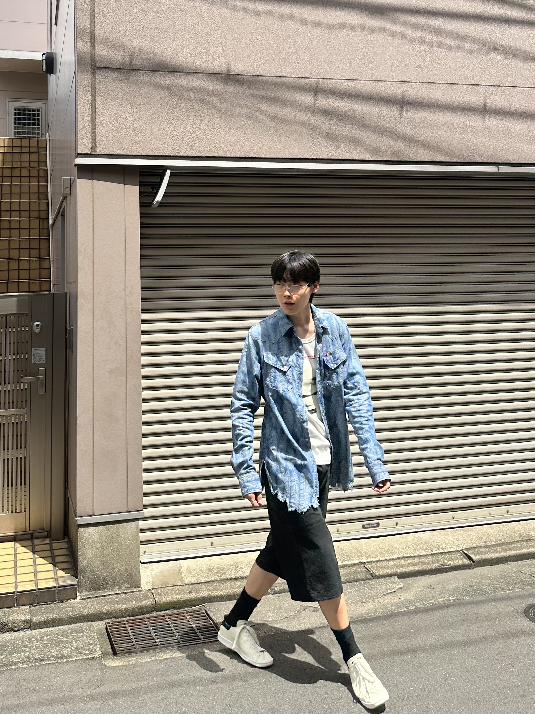 Balenciaga x Adidas Stan Smith Off White, Kapital 5 oz. Magpie Denim Western Shirt Light Indigo 착용 스타일 - 2