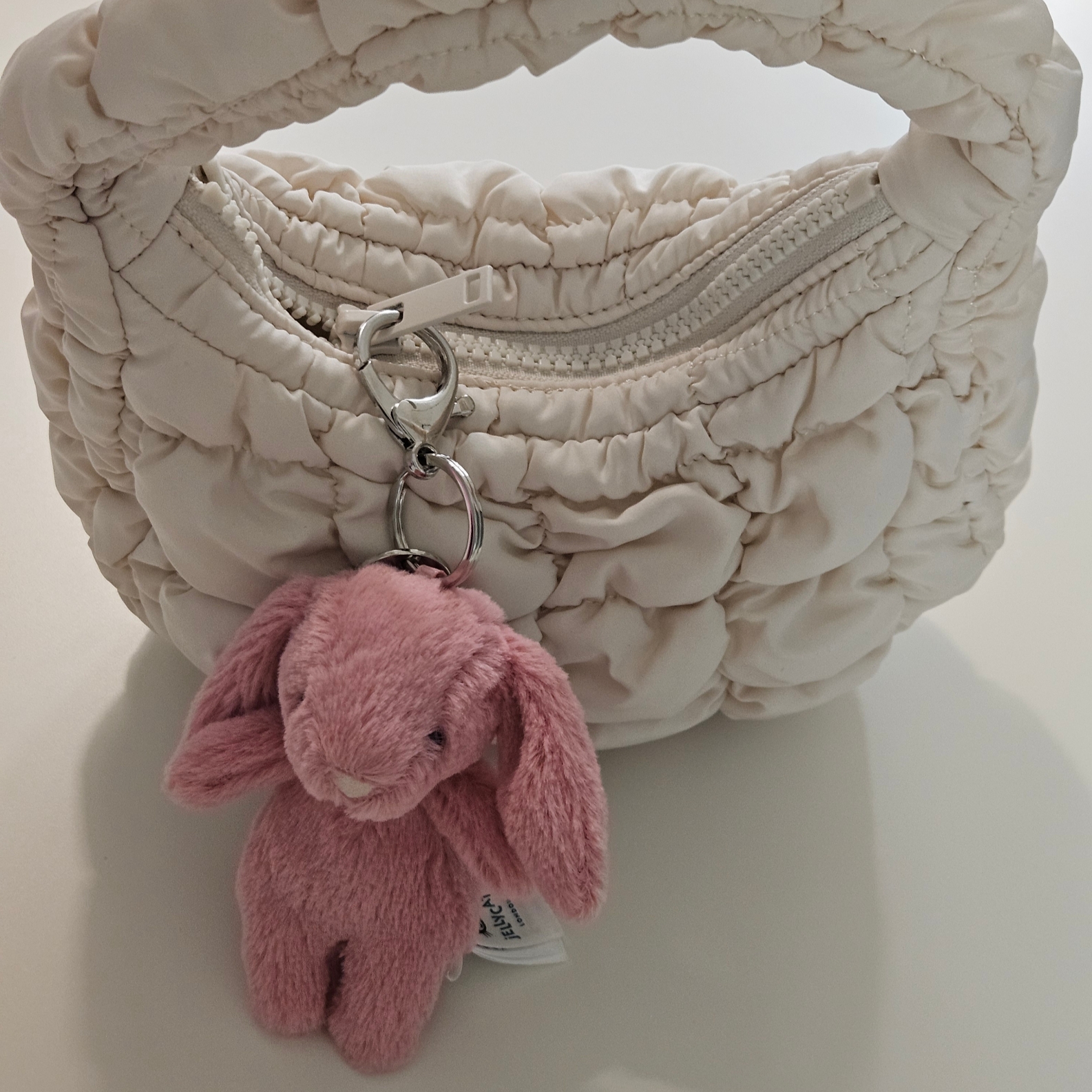 Jellycat Bashful Bunny Bag Charm Pink 착용 스타일 - 2