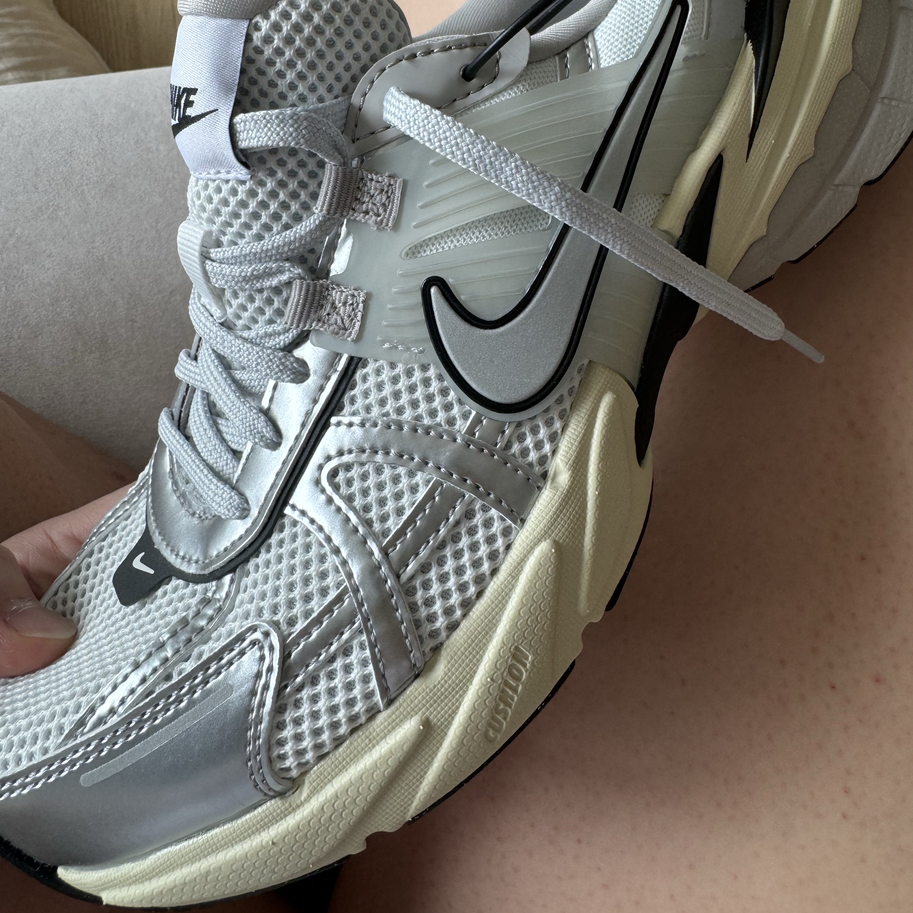 Nike V2K Run Summit White Metallic Silver 착용 스타일