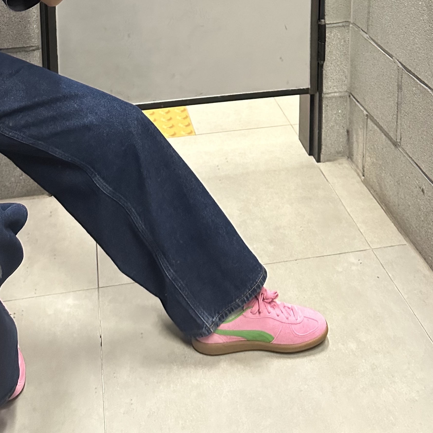 Puma Palermo Special Pink Delight Green 착용 스타일 - 3