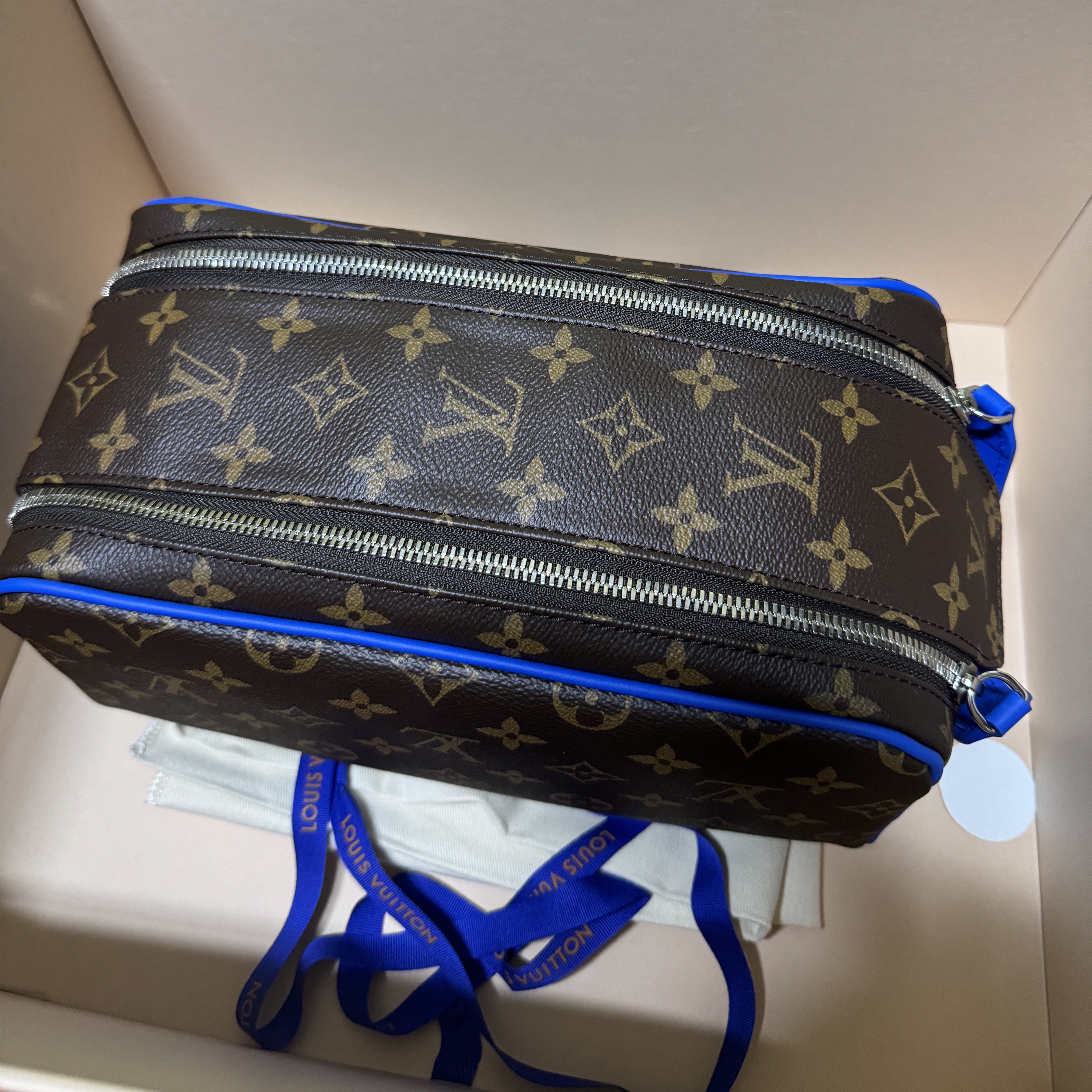 Louis Vuitton Dopp Kit Monogram Macassar Blue 착용 스타일