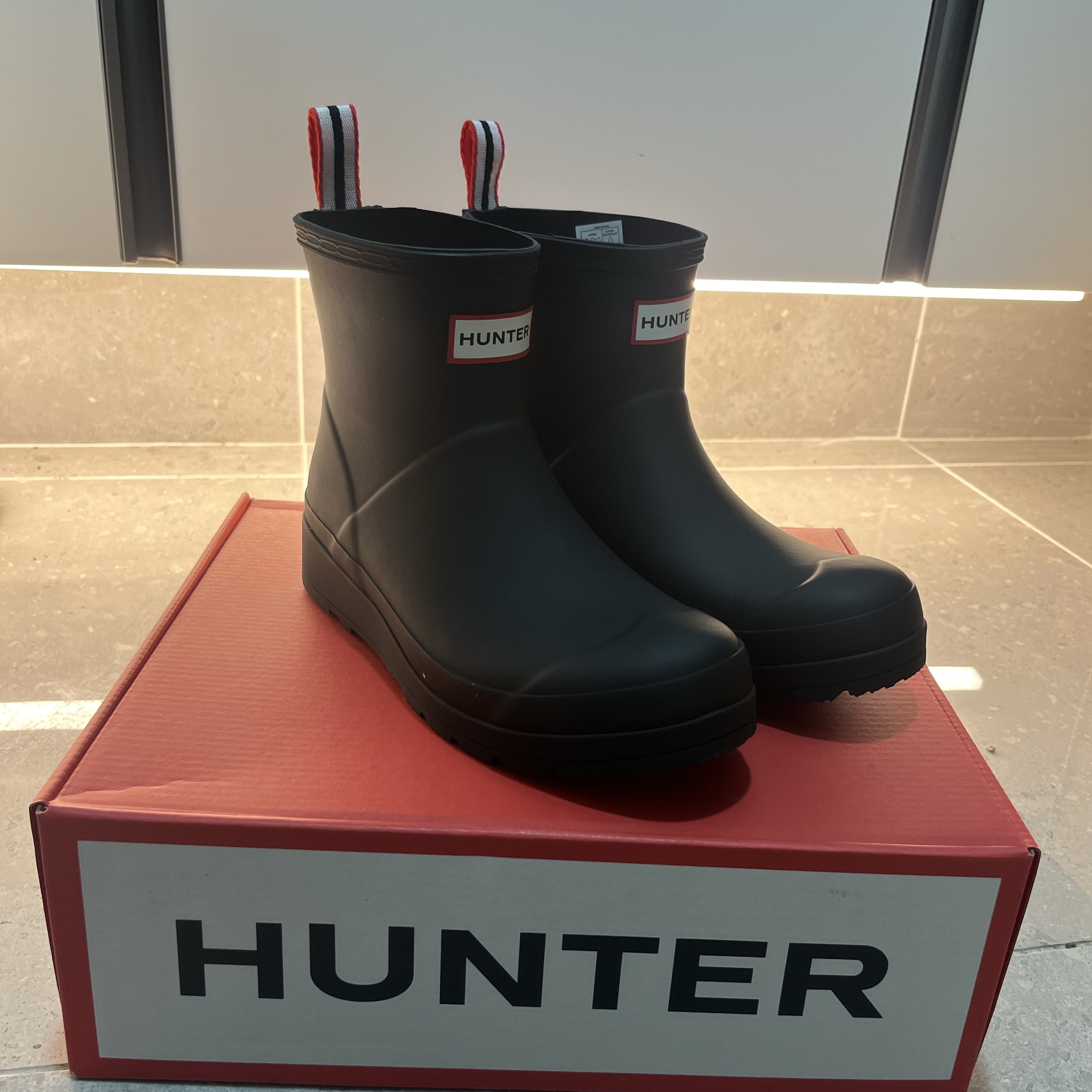 (W) Hunter Play Short Rain Boots Black 착용 스타일