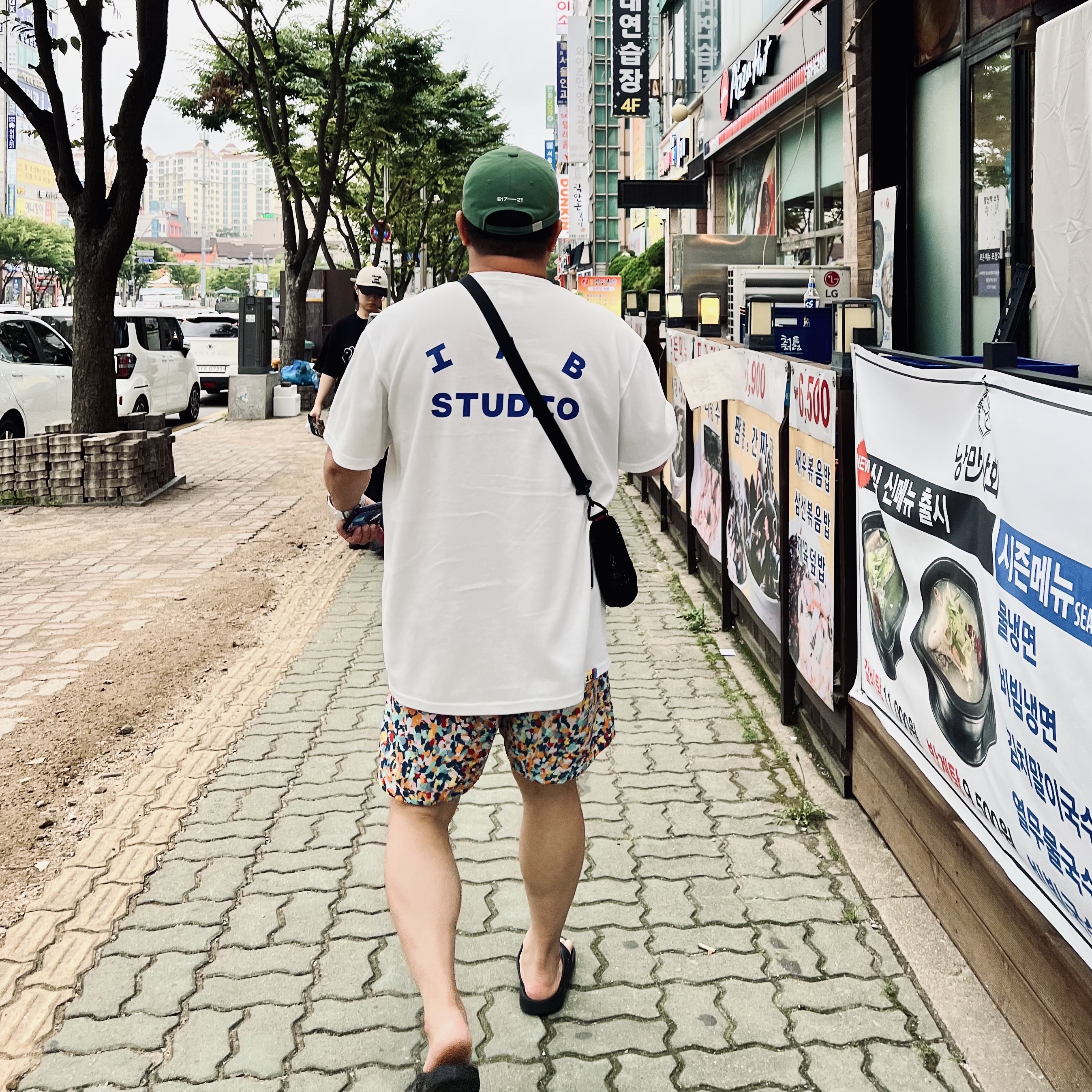 Oofos OOriginal Black, IAB Studio 10th Anniversary T-Shirt White 착용 스타일