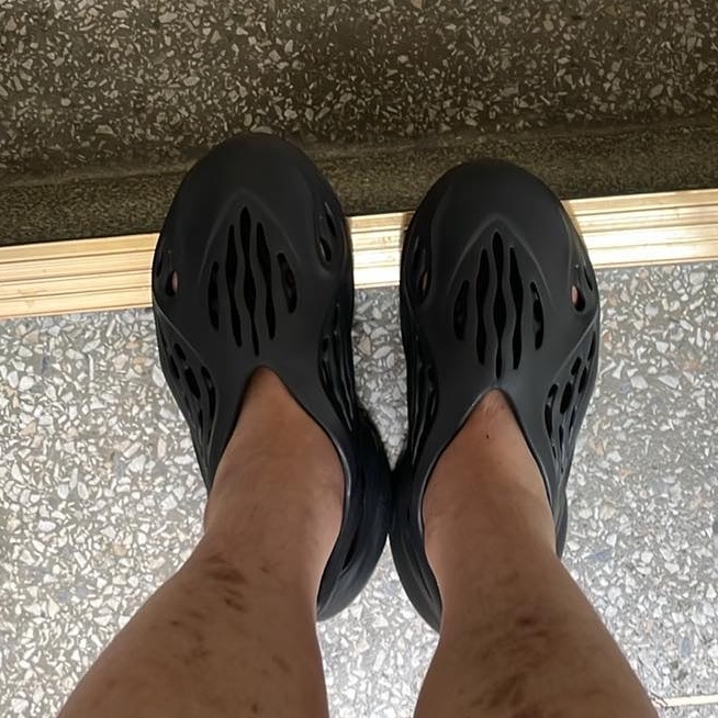 Adidas Yeezy Foam RNNR Onyx 착용 스타일