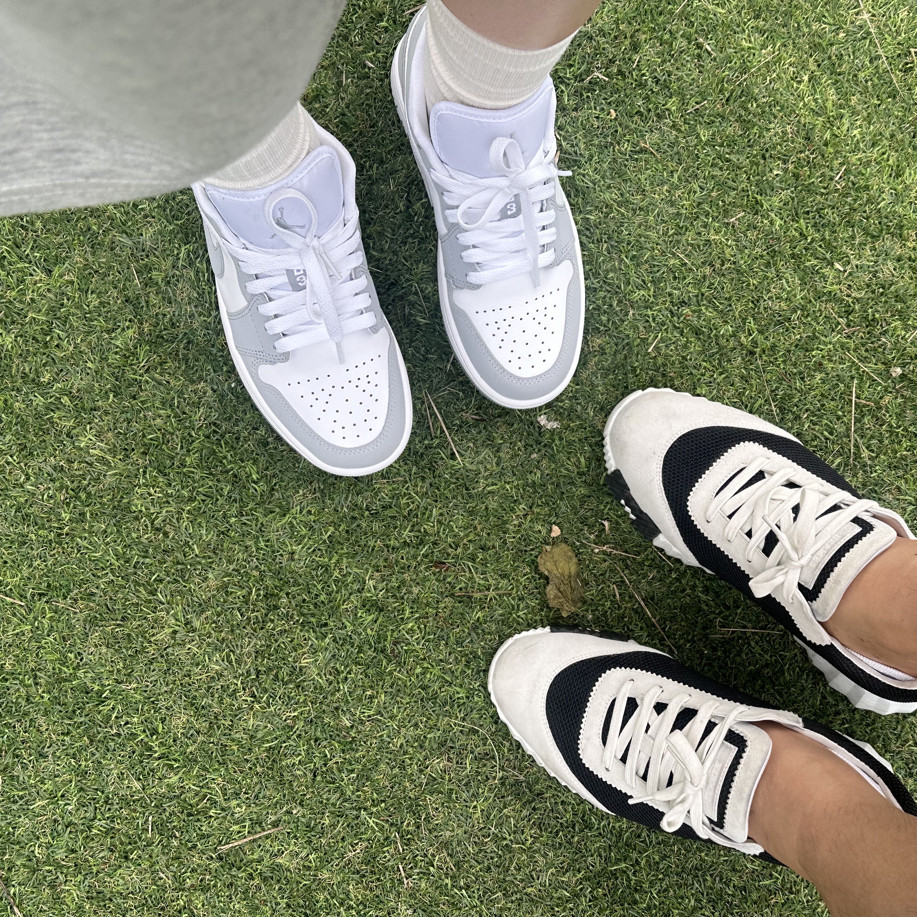 (W) Jordan 1 Low White Wolf Grey, (W) Hermes Bouncing Sneakers Mesh Suede Goatskin & Noir Blanc 착용 스타일