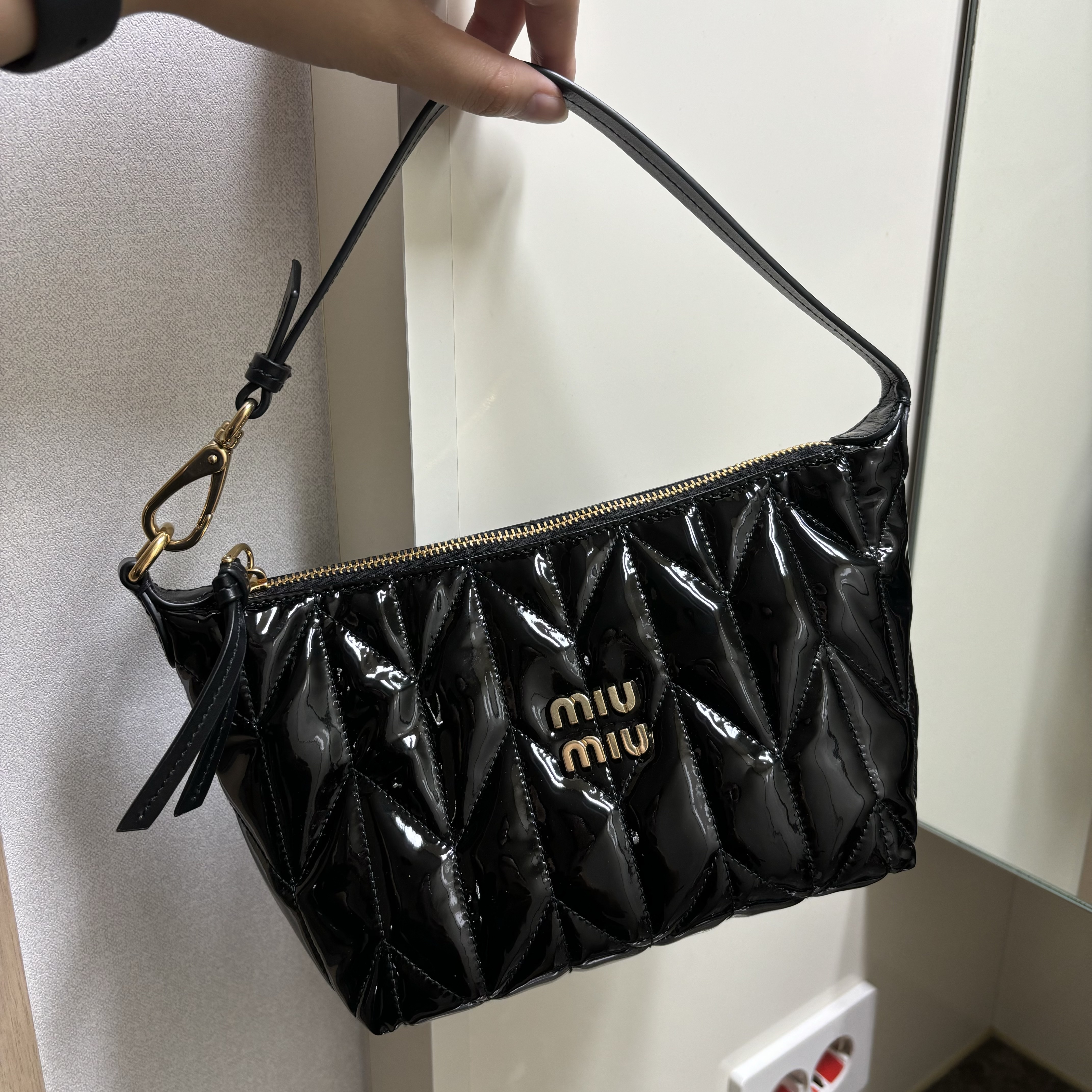 Miu Miu Spirit Matelasse Patent Leather Mini Bag Black 착용 스타일