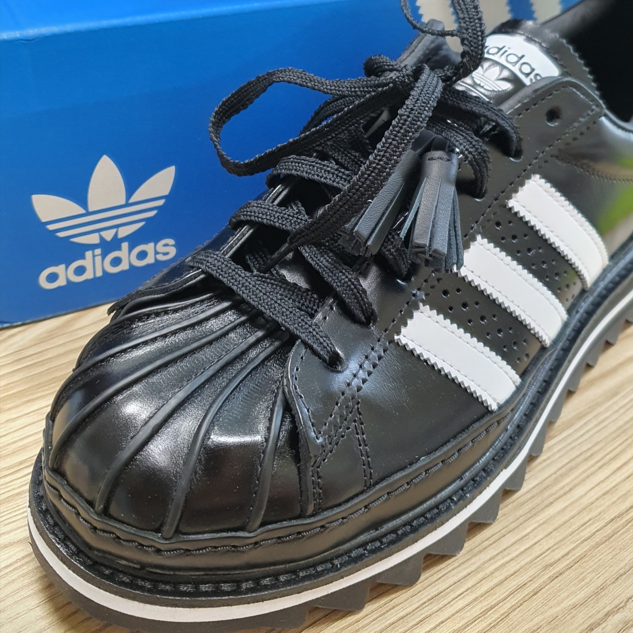 Adidas x Clot Superstar Core Black Cloud White 착용 스타일 - 1