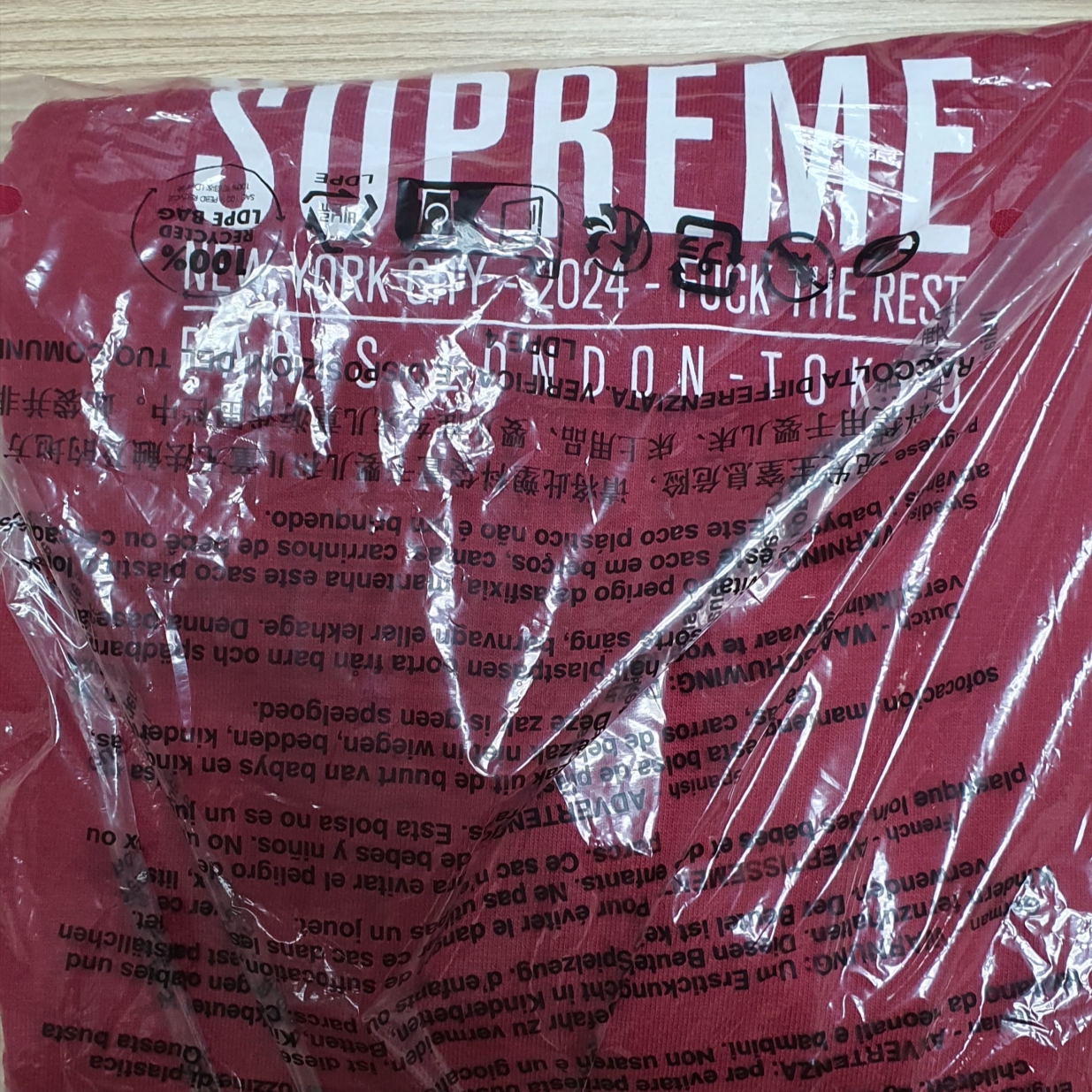 Supreme Paris T-Shirt Cardinal - 24SS 착용 스타일 - 3