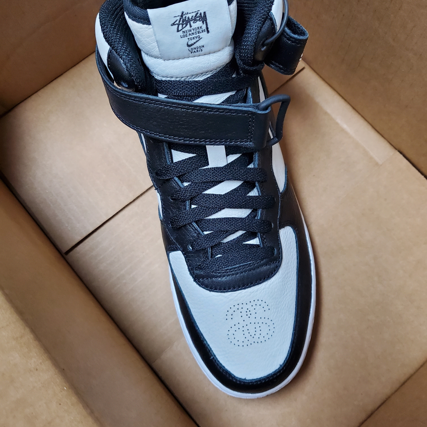 Nike x Stussy Air Force 1 '07 Mid SP Black and Light Bone 착용 스타일 - 1