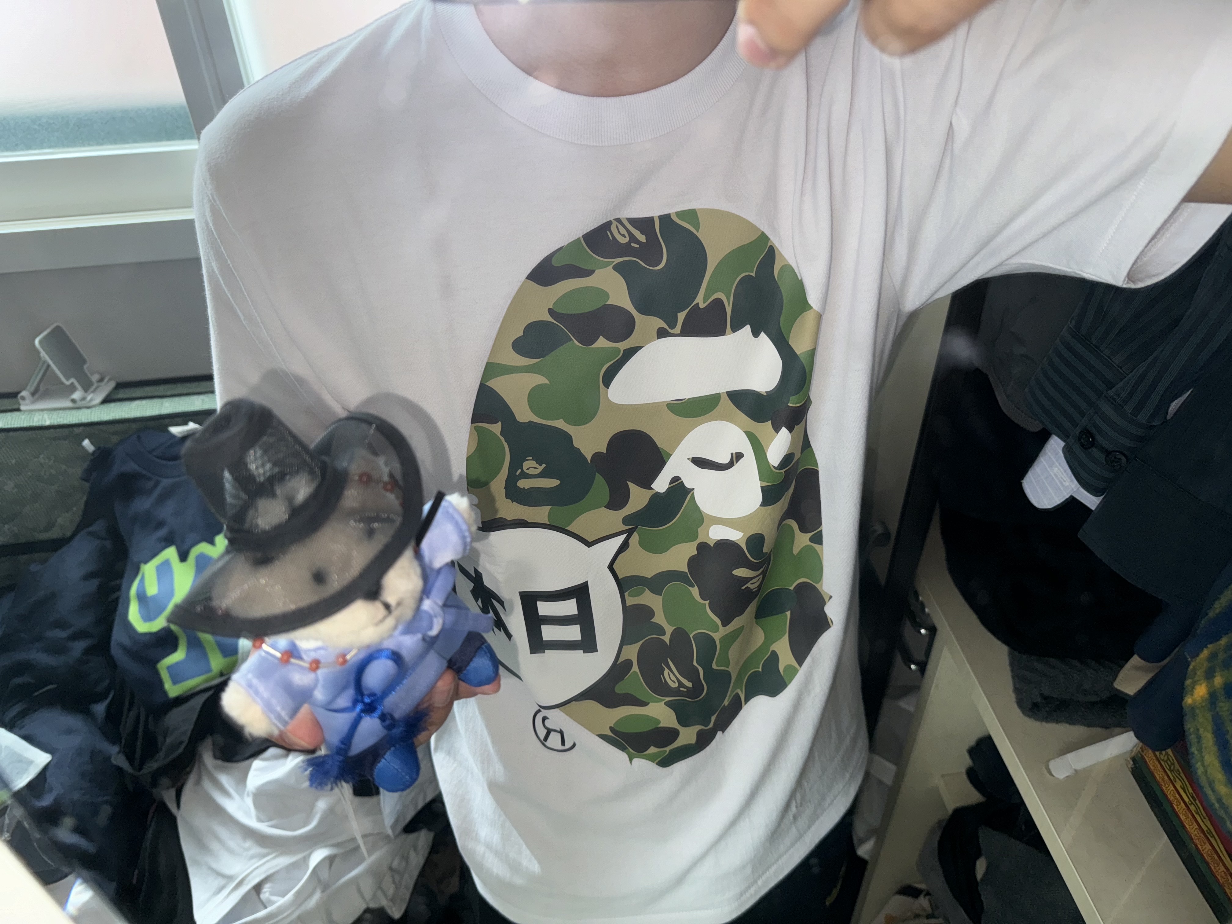 BAPE Japan Big Ape Head City T-Shirt White, Starbucks Hojakdo Bearista Keychain 착용 스타일 - 1