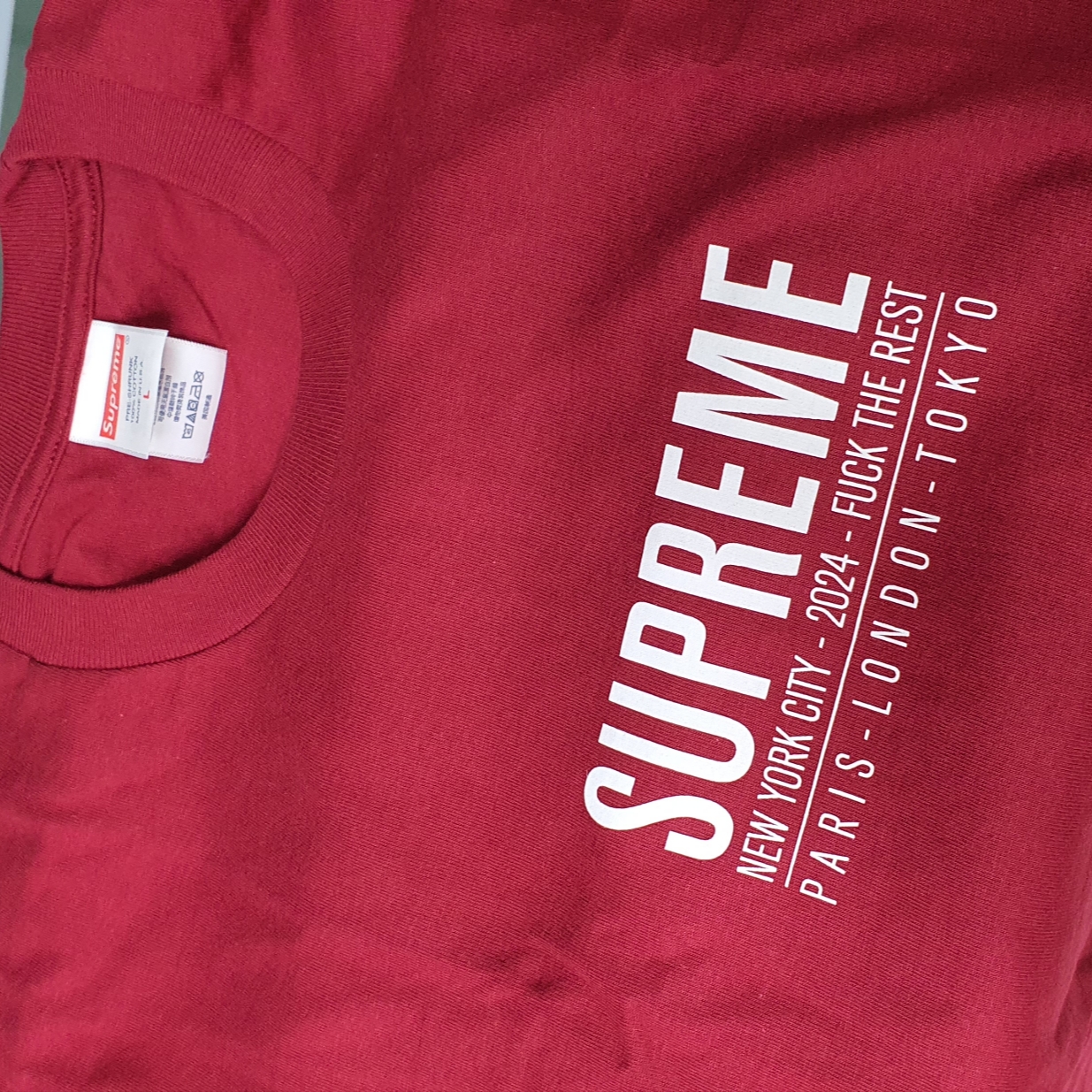 Supreme Paris T-Shirt Cardinal - 24SS 착용 스타일 - 2