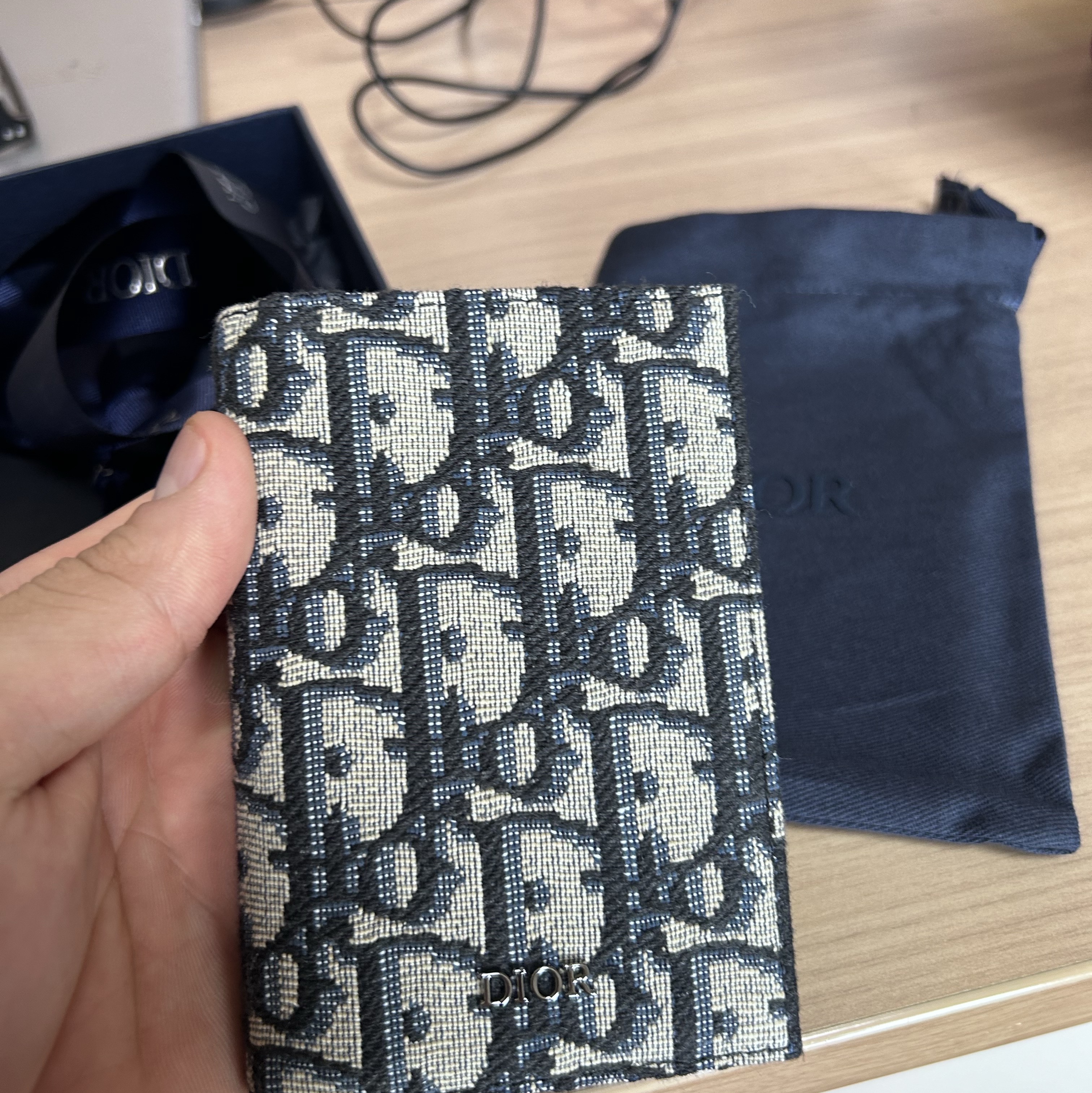 Dior Bi-Fold Card Holder Beige & Black Dior Oblique Jacquard 착용 스타일 - 1