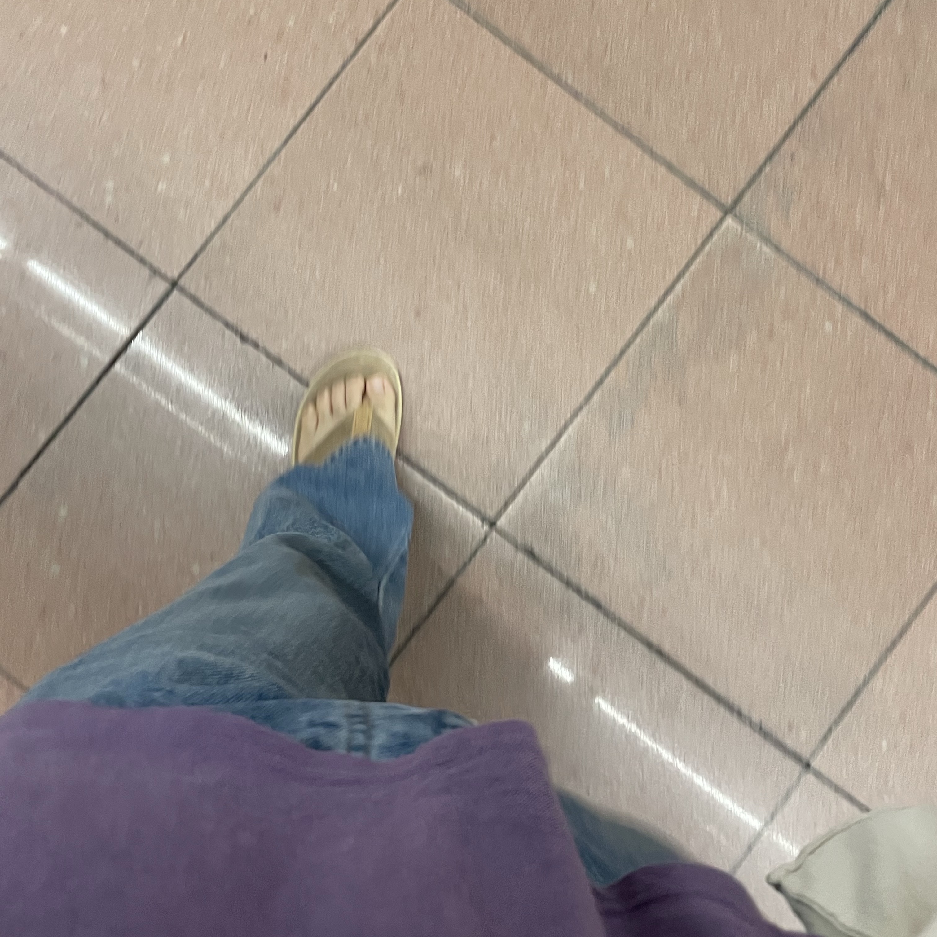 Island Slipper Classic Ultimate Suede Taupe Tan 착용 스타일