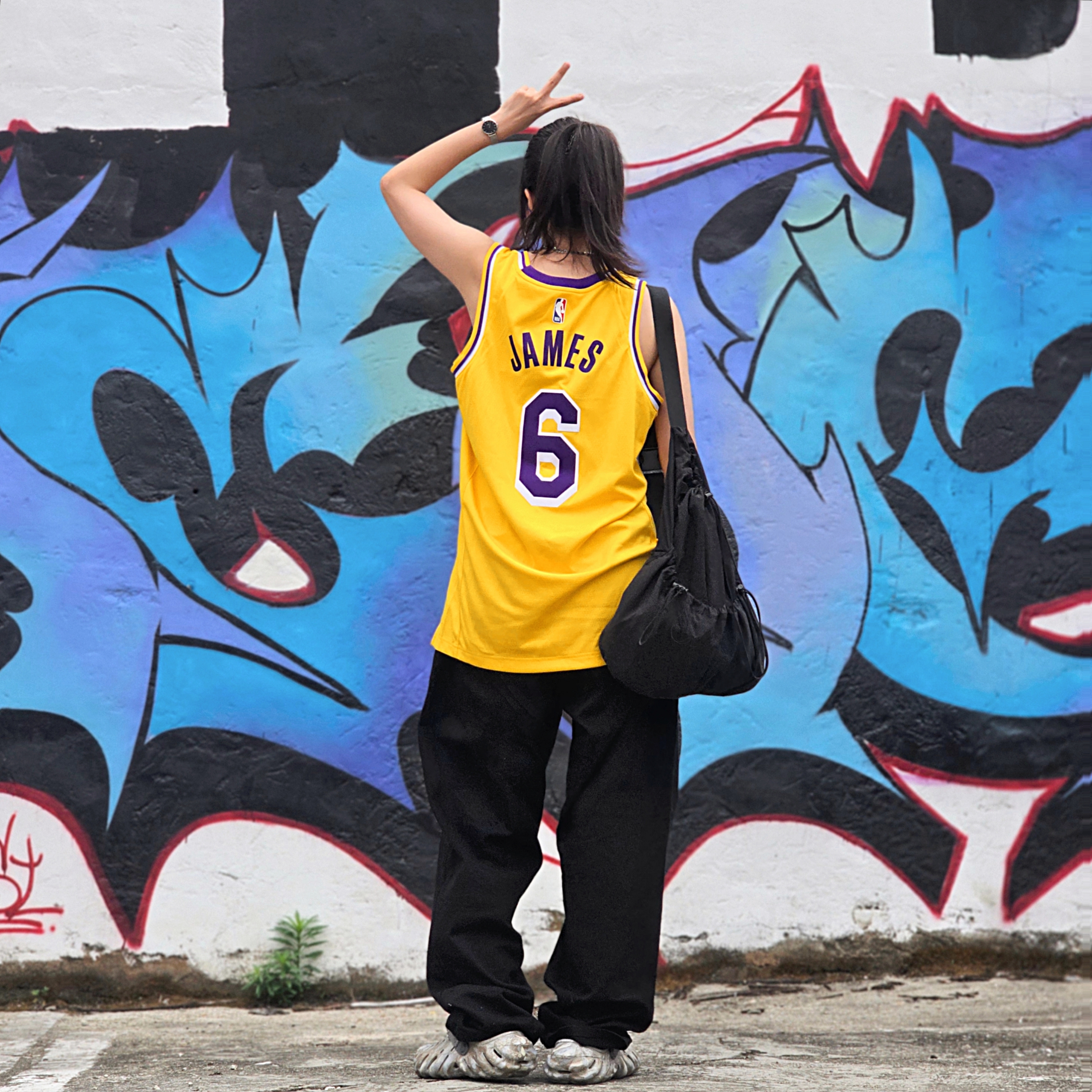 Nike LeBron James LA Lakers Icon Edition Jersey Amarillo, Crocs Echo Marbled Clog Bone Multi 착용 스타일 - 2