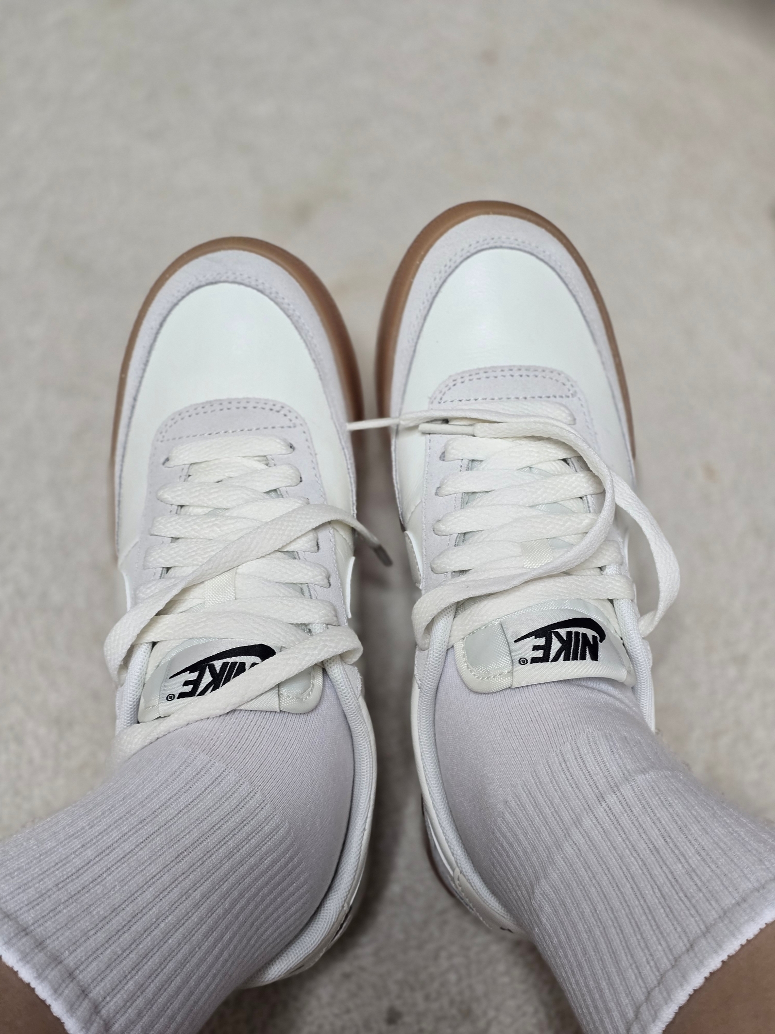 (W)  Nike Killshot 2 Sail Gum 착용 스타일 - 1