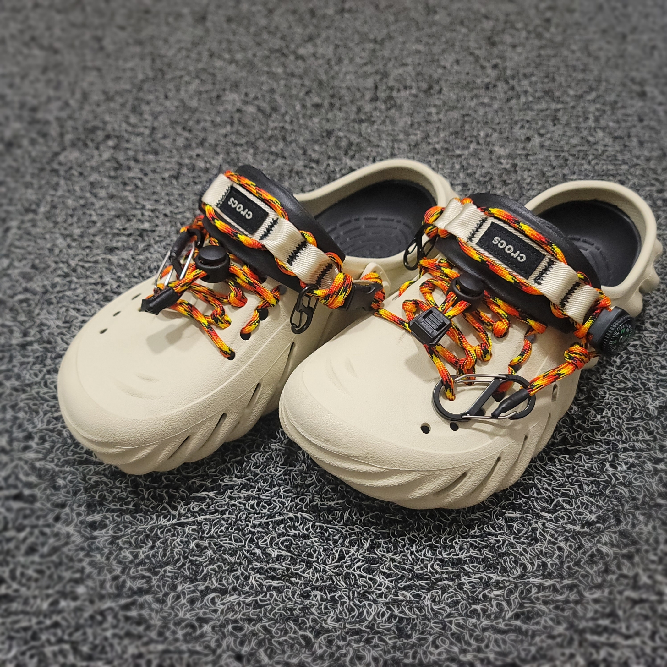 Crocs Echo Clog Bone Black 착용 스타일 - 2