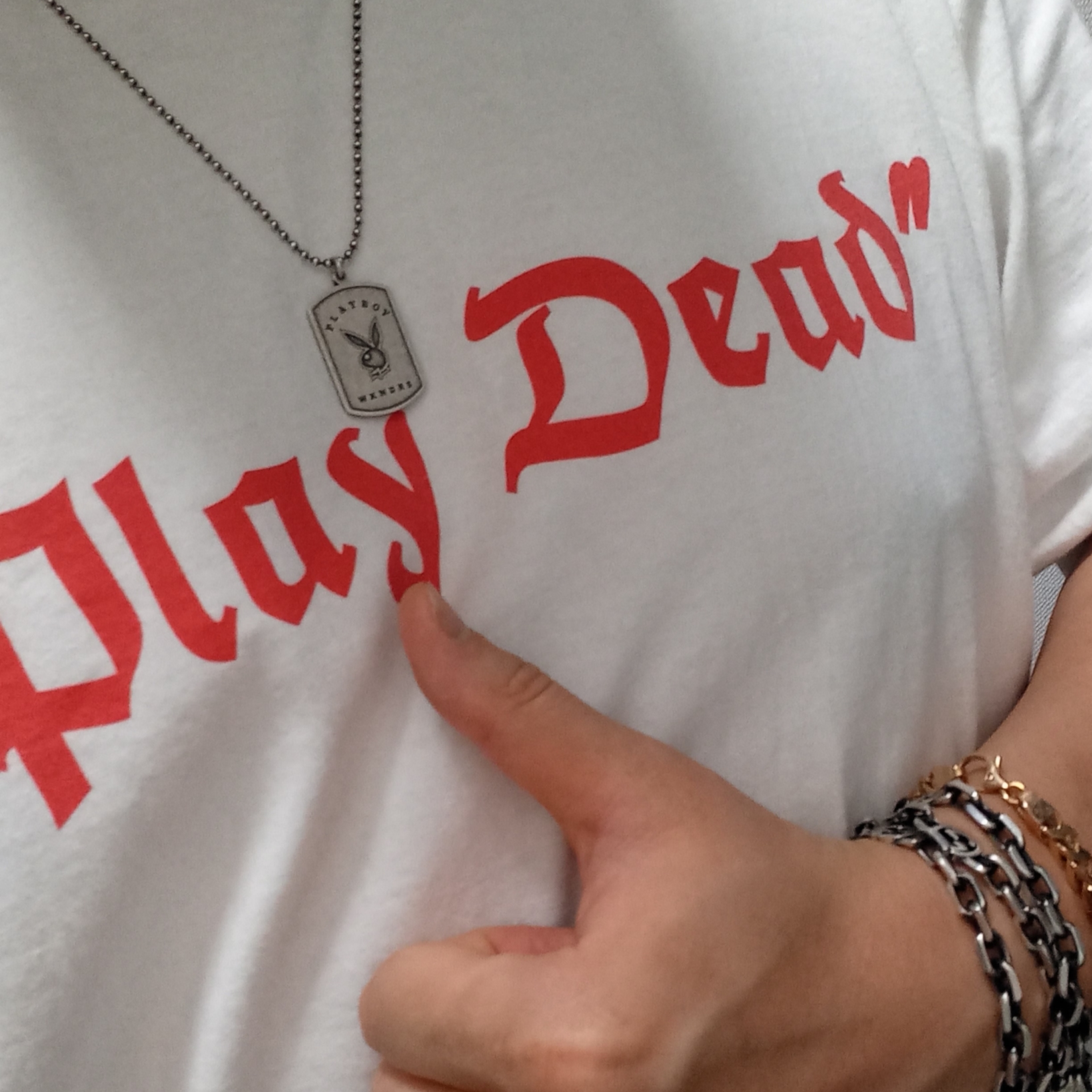 Supreme Play Dead T-Shirt White - 22FW, Gucci Silver Necklace With Interlocking G Silver Aged Finish 착용 스타일 - 1