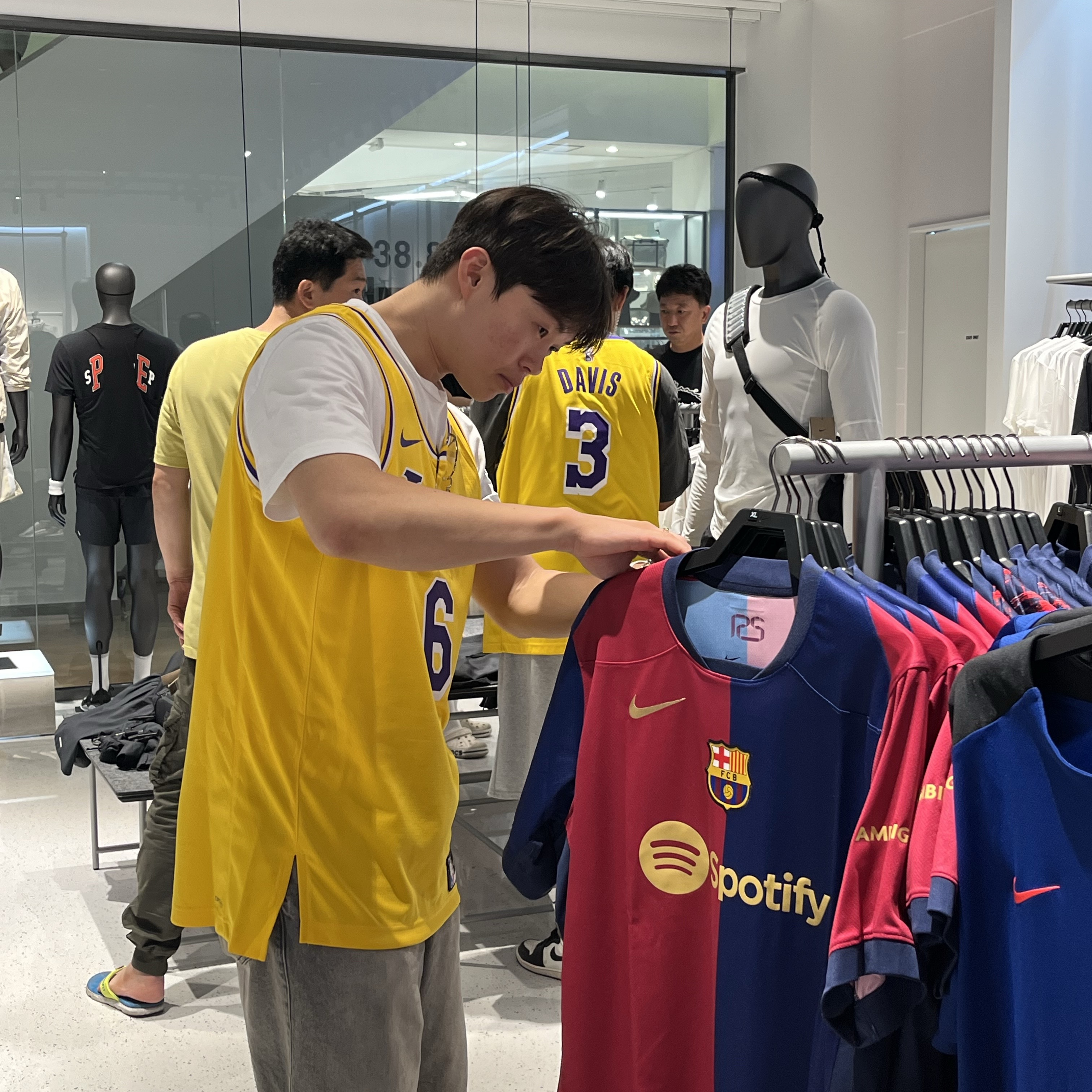 Nike LeBron James LA Lakers Icon Edition Jersey Amarillo 착용 스타일 - 1