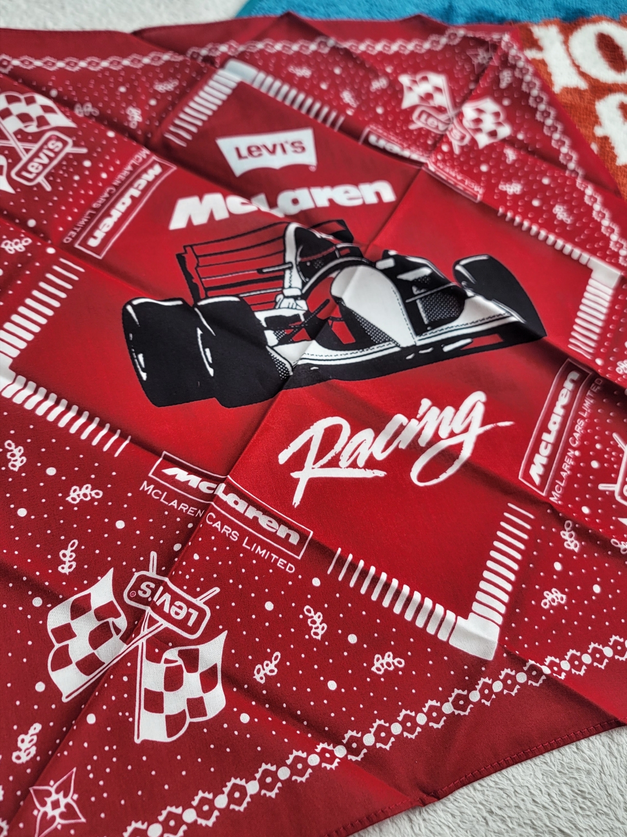 Levi’s x McLaren Racing Bandana Brilliant Red 착용 스타일