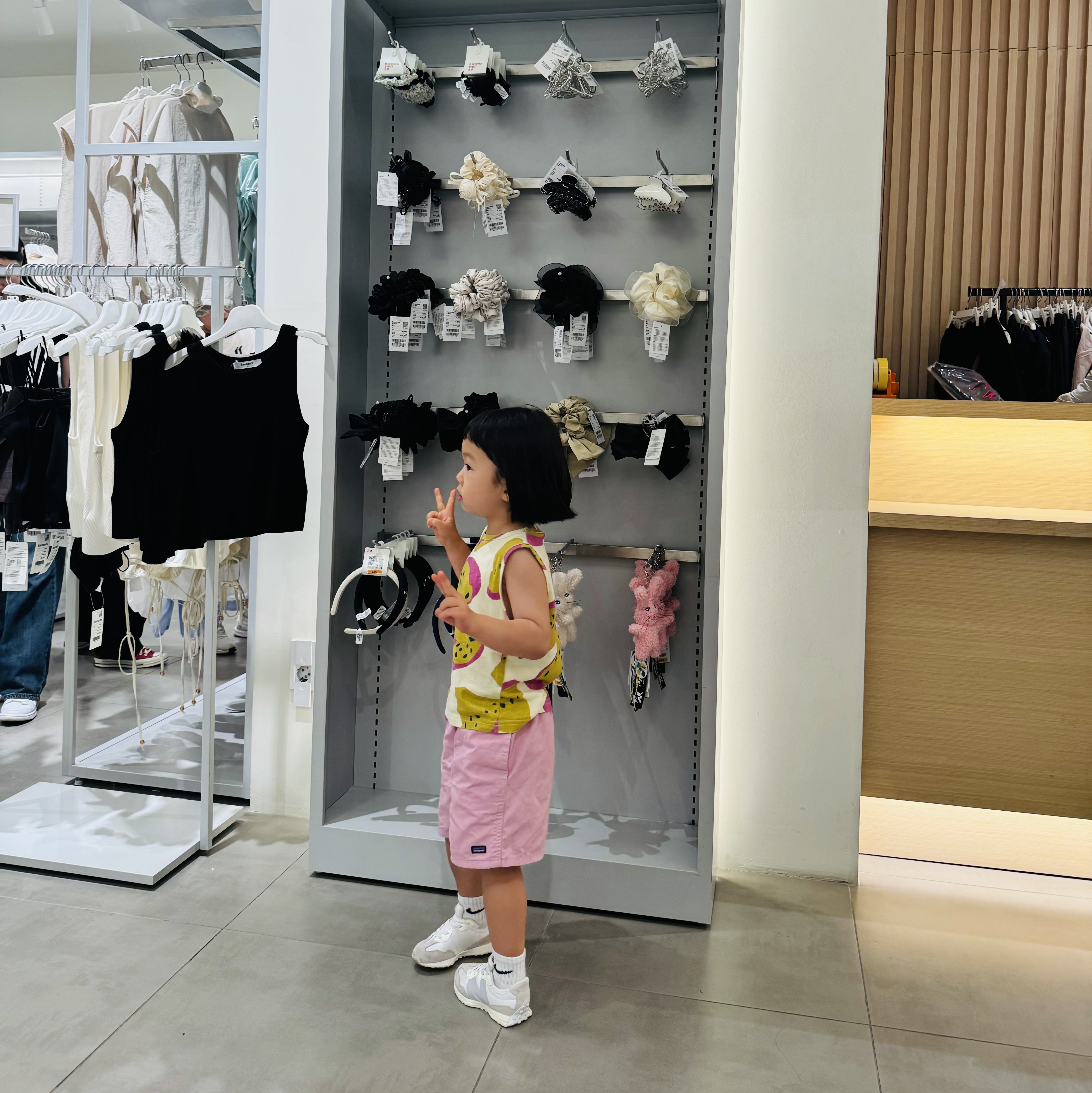 (Kids) Patagonia Funhoggers Cotton Shorts Sunfade Pink, (Kids) Nike Everyday Cushion Ankle Socks White (3 Pack/Korean Ver.) 착용 스타일 - 5