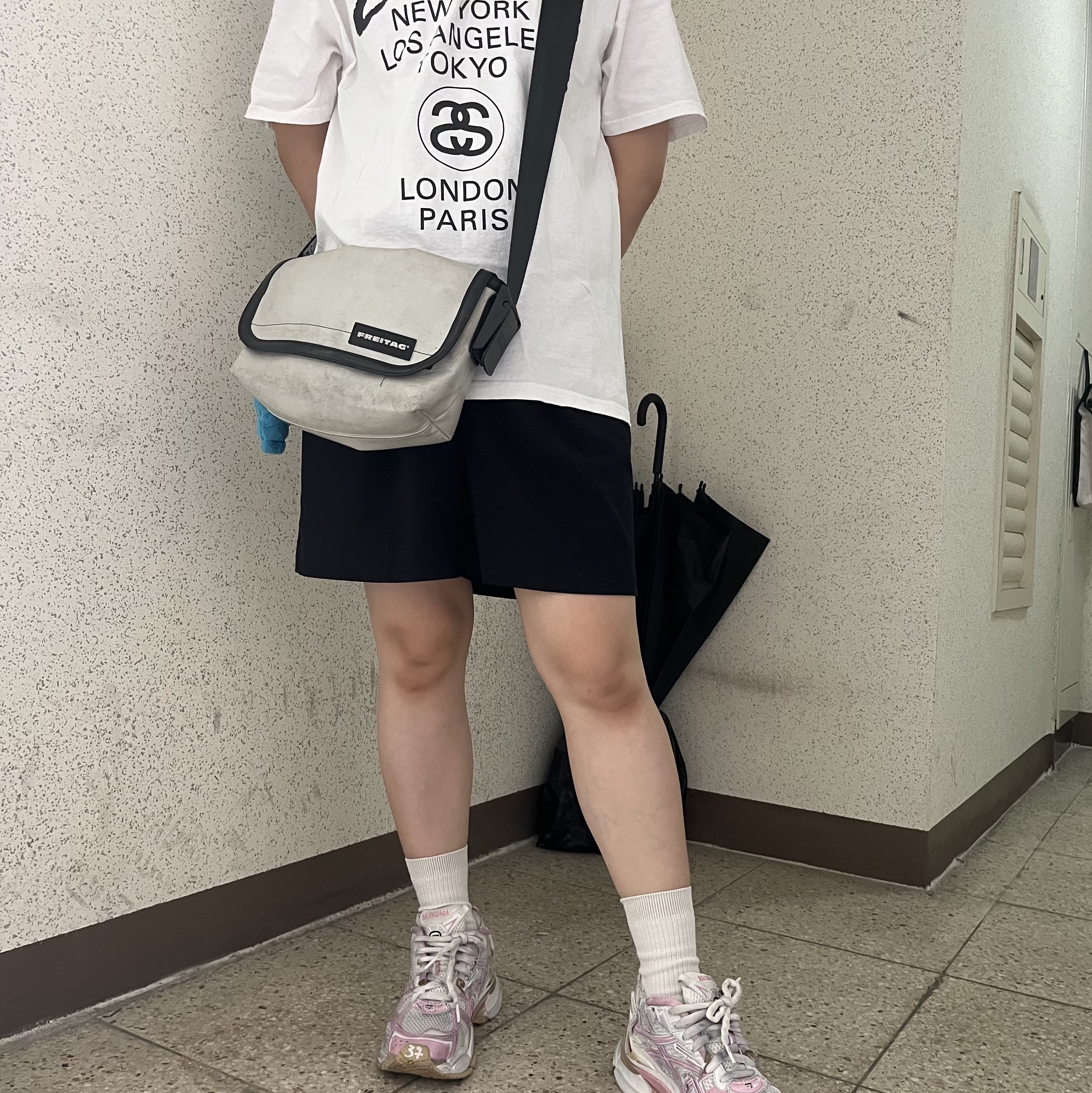 Stussy World Tour T-Shirt White, (W) Balenciaga Runner Sneakers White Pink 착용 스타일
