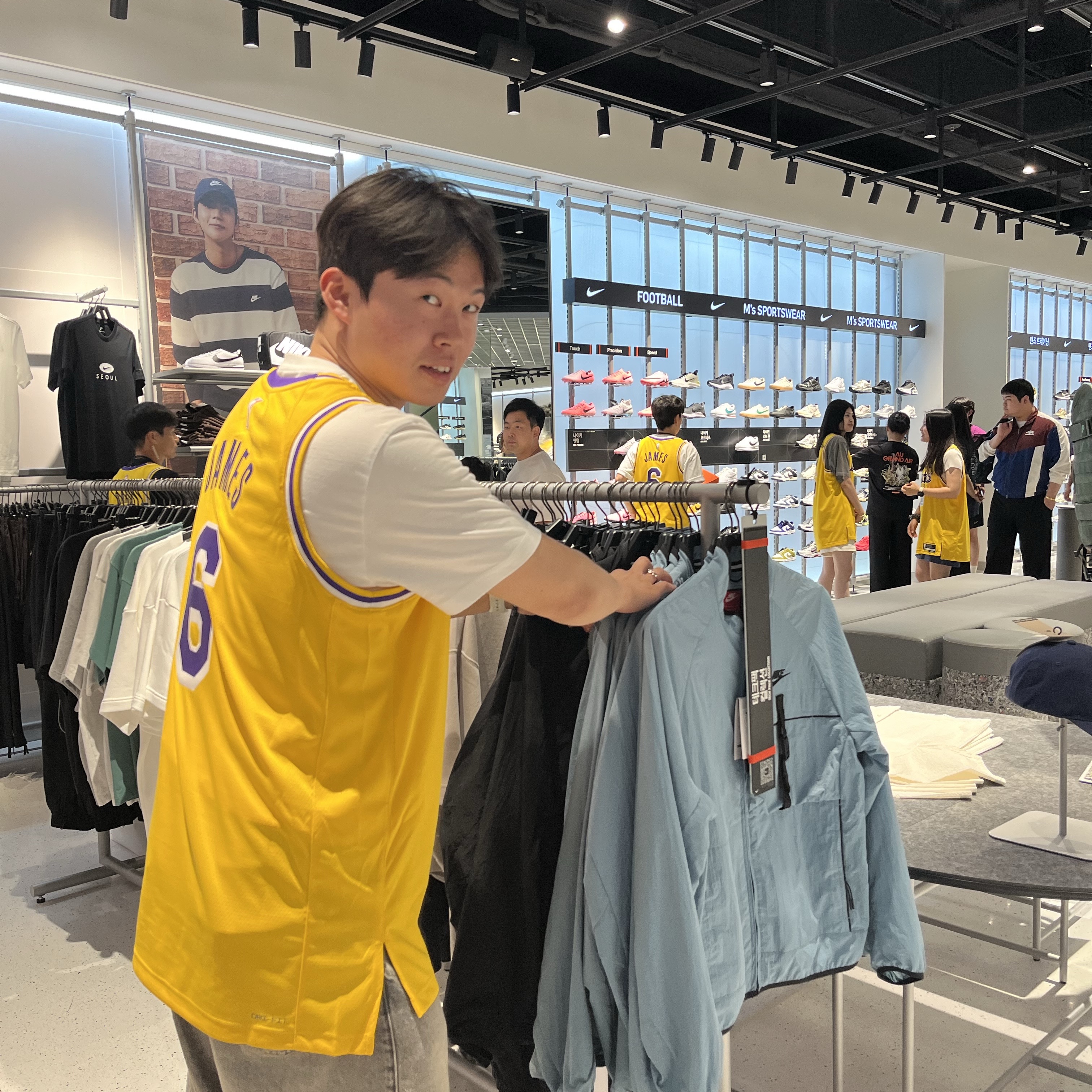 Nike LeBron James LA Lakers Icon Edition Jersey Amarillo 착용 스타일 - 2