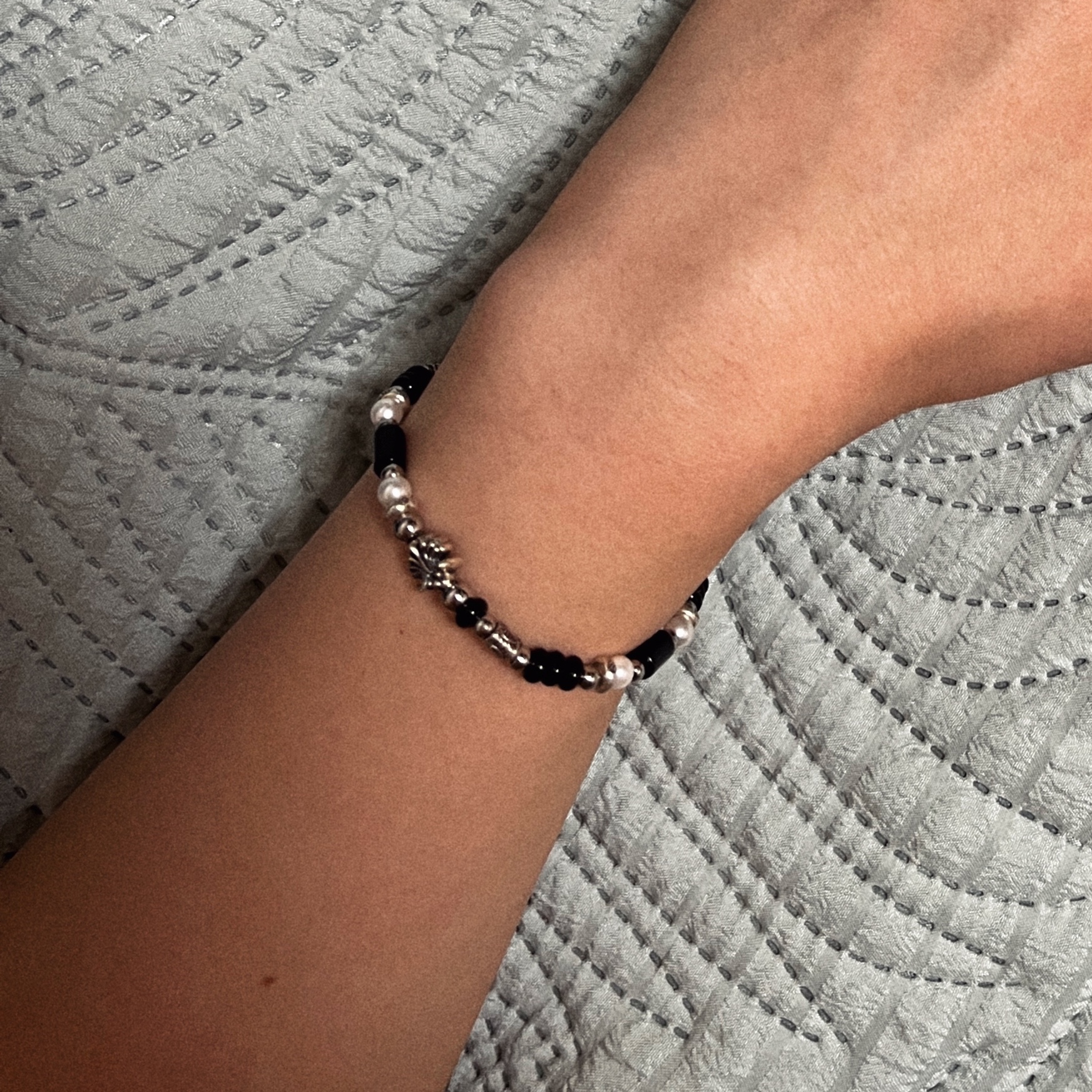 [KREAM 단독] Scudo Shell Black Pearl Beads Bracelet 착용 스타일