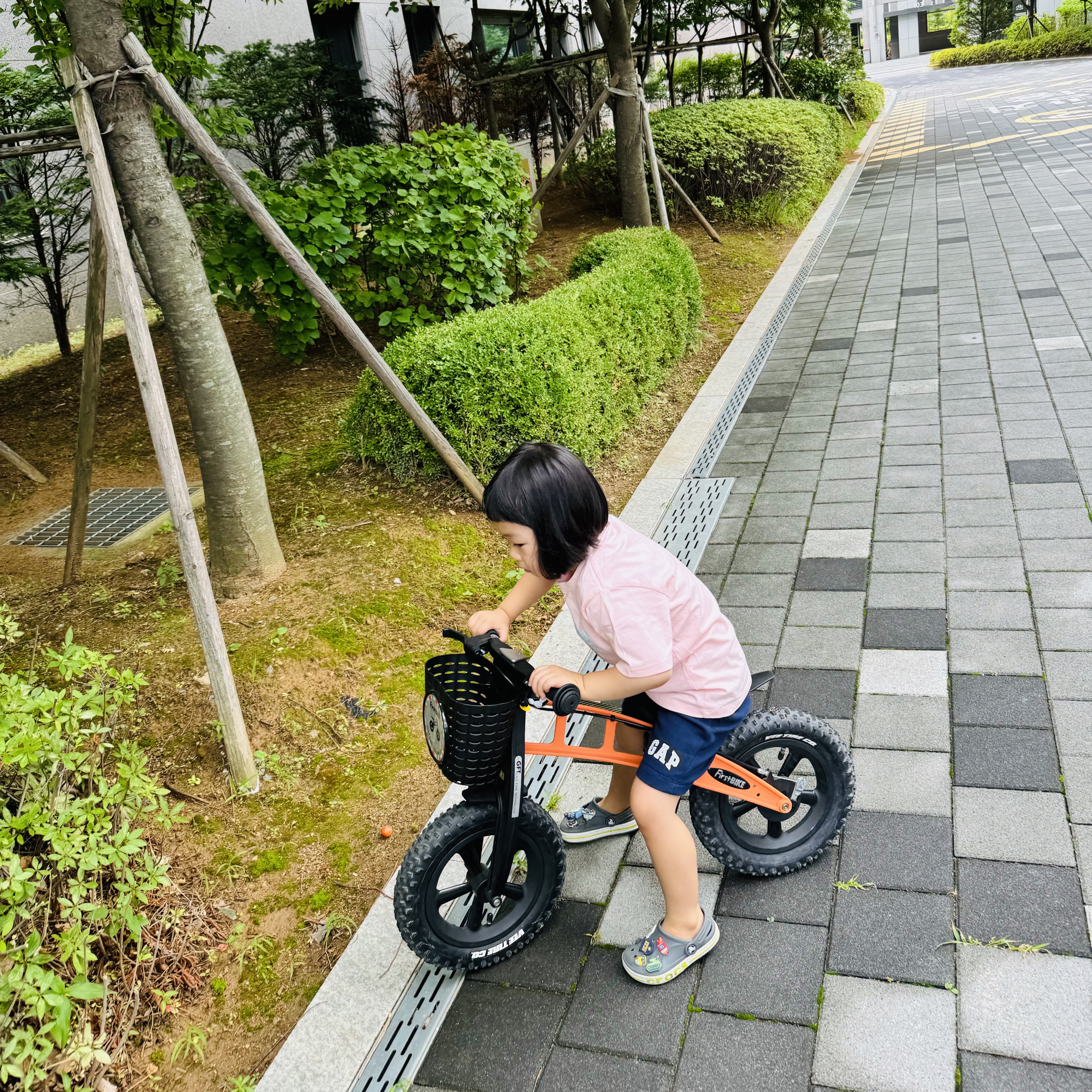 (Kids) Crocs Bayaband Clog Slate Grey Lime Punch 착용 스타일 - 4