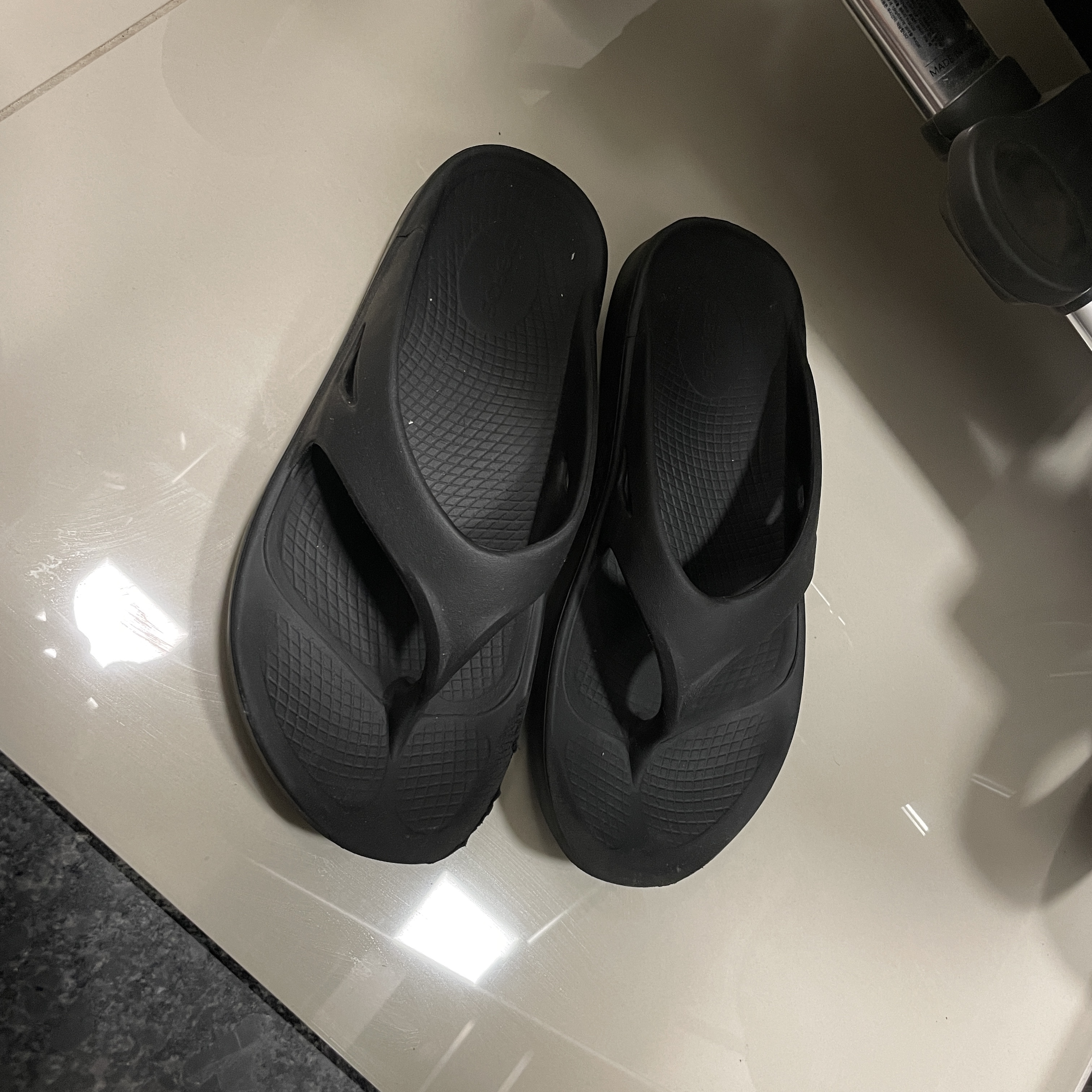Oofos OOriginal Black 착용 스타일