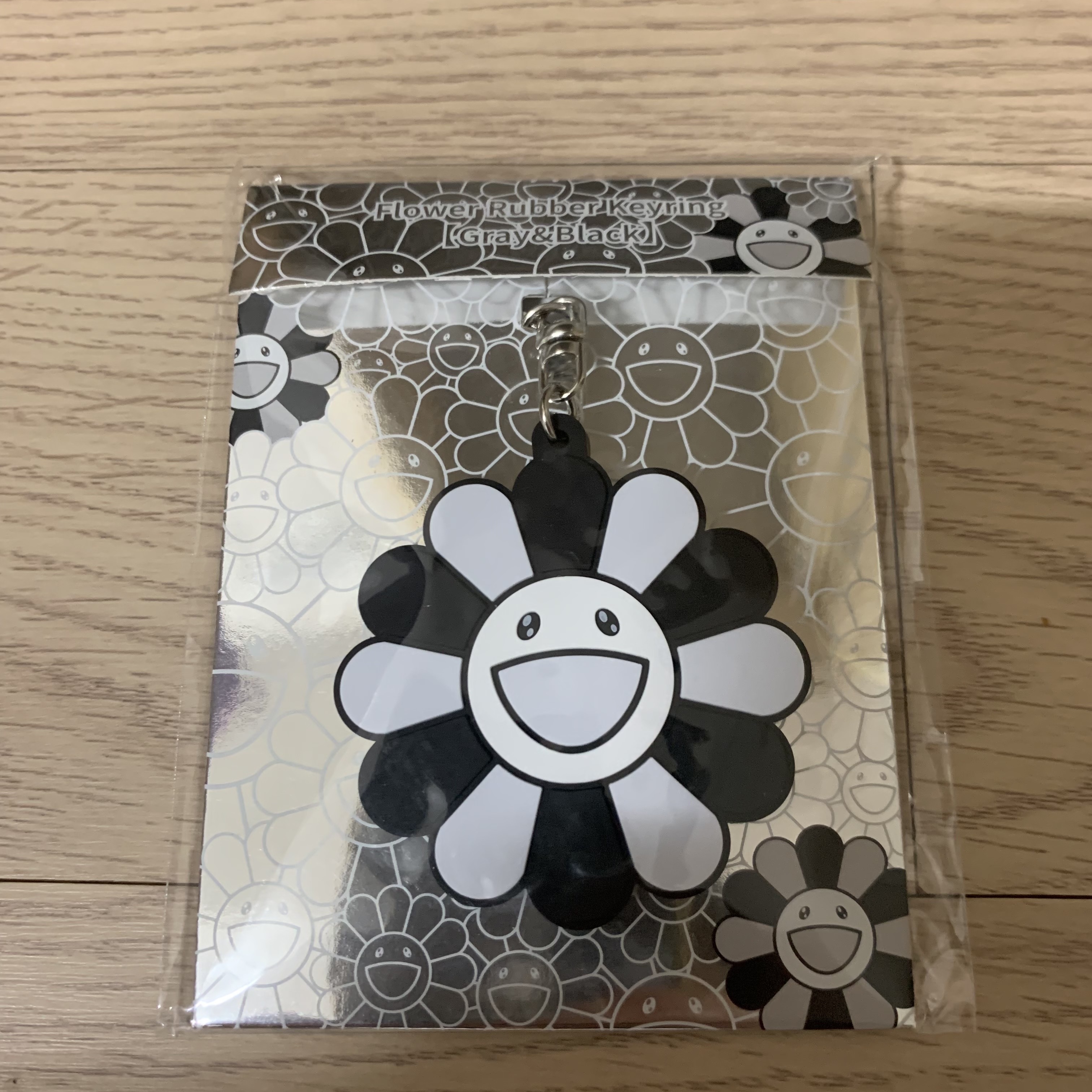 Kaikai Kiki Flower Rubber Keyring Gray Black 착용 스타일