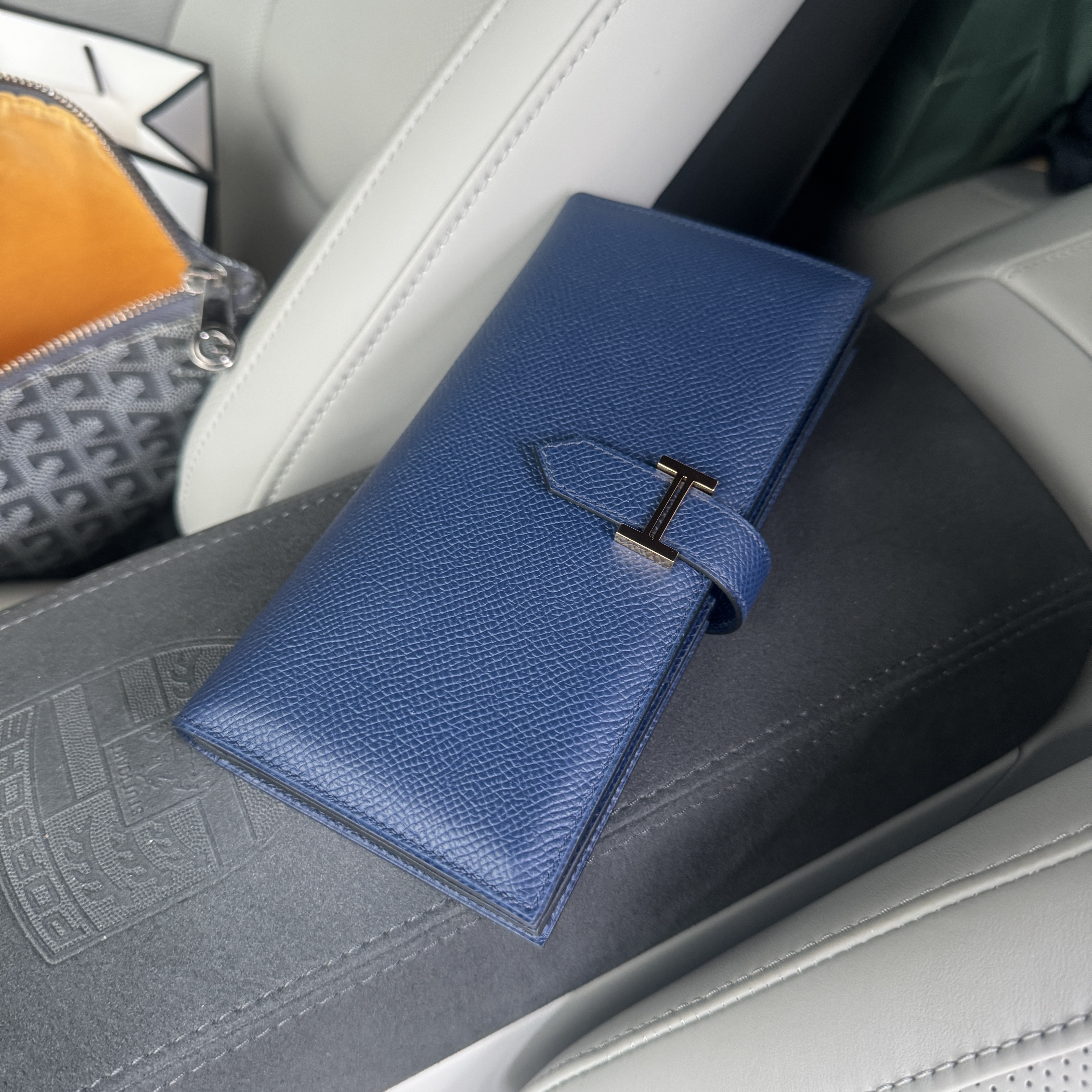 Hermes Bearn Wallet Epsom & Gold Navy 착용 스타일