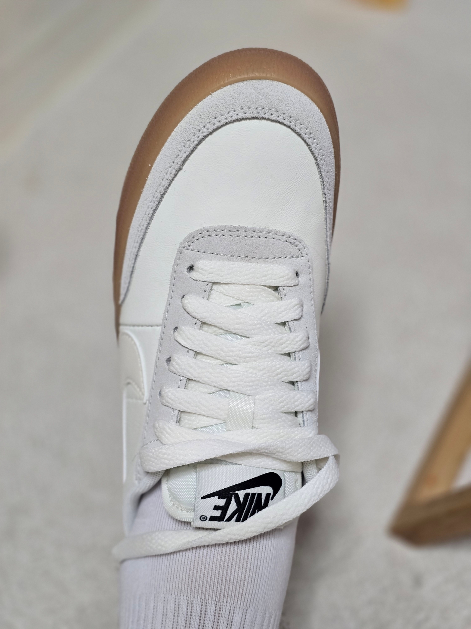 (W)  Nike Killshot 2 Sail Gum 착용 스타일 - 2