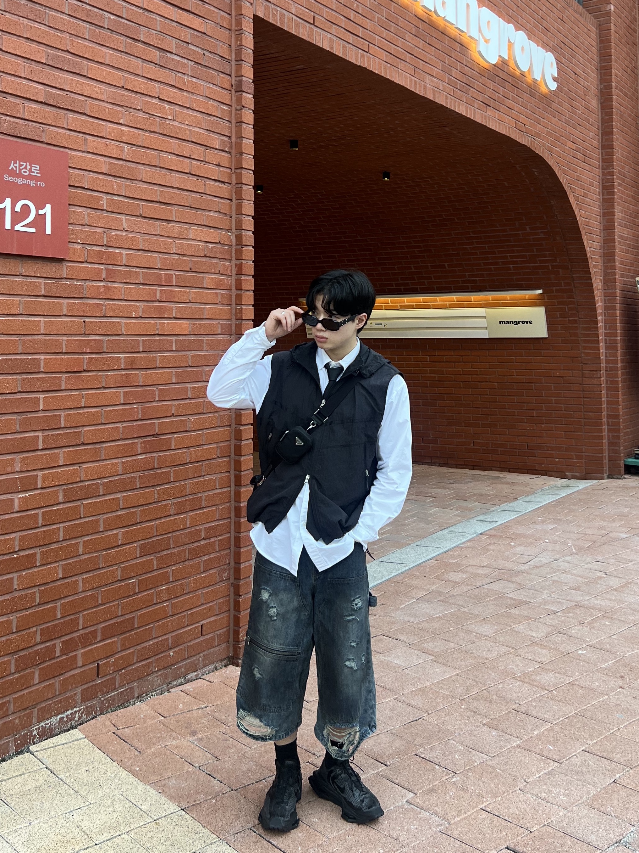 Prada Re-Nylon and Saffiano Leather Shoulder Bag Black, Gentle Monster x Maison Margiela MM106 Black Black ์ฐฉ์ฉ ์คํ์ผ - 4