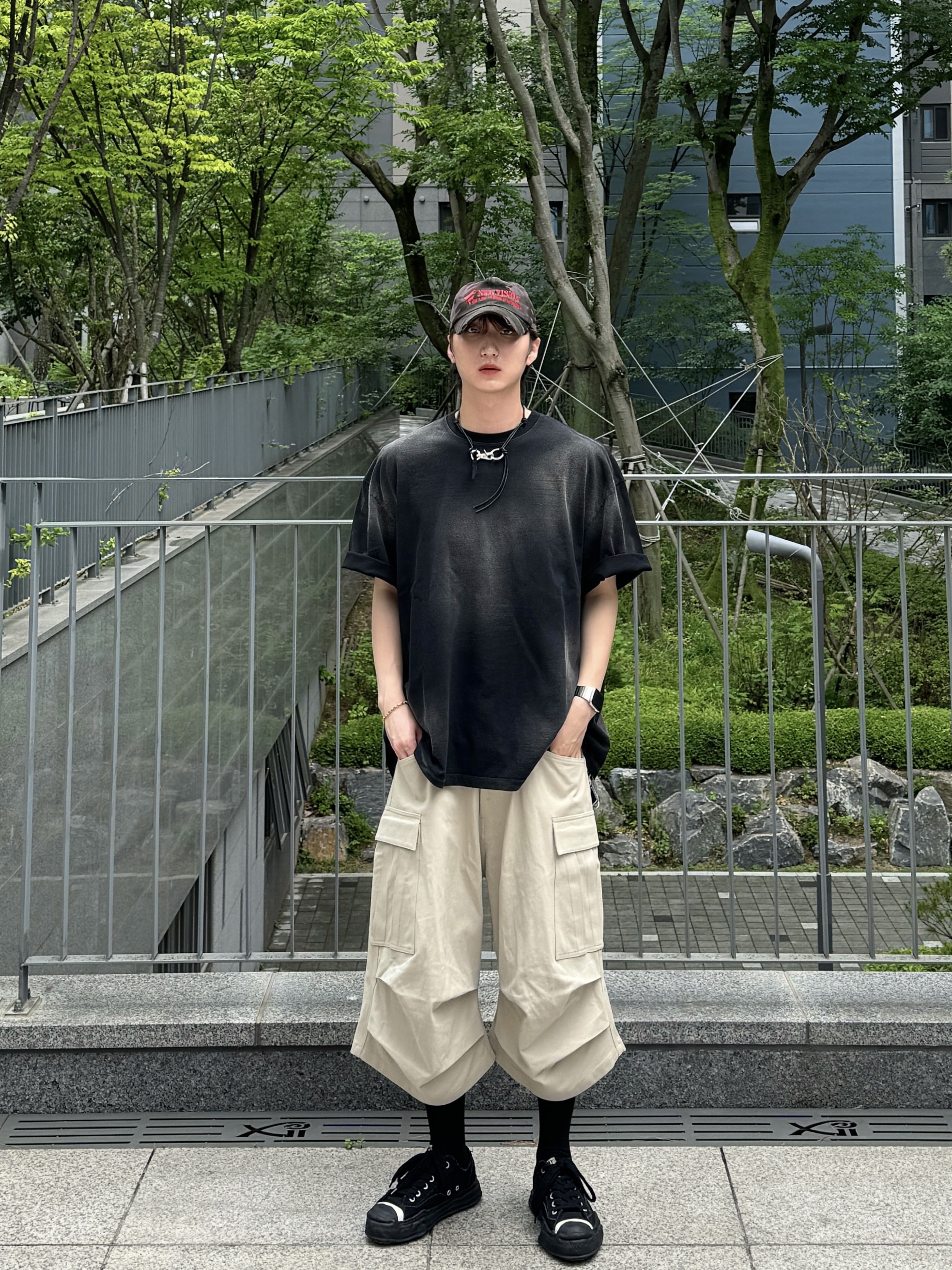 Nonnod Side Cargo Shorts Beige, Nonnod Back Detail T-shirt Washed Black 착용 스타일 - 2