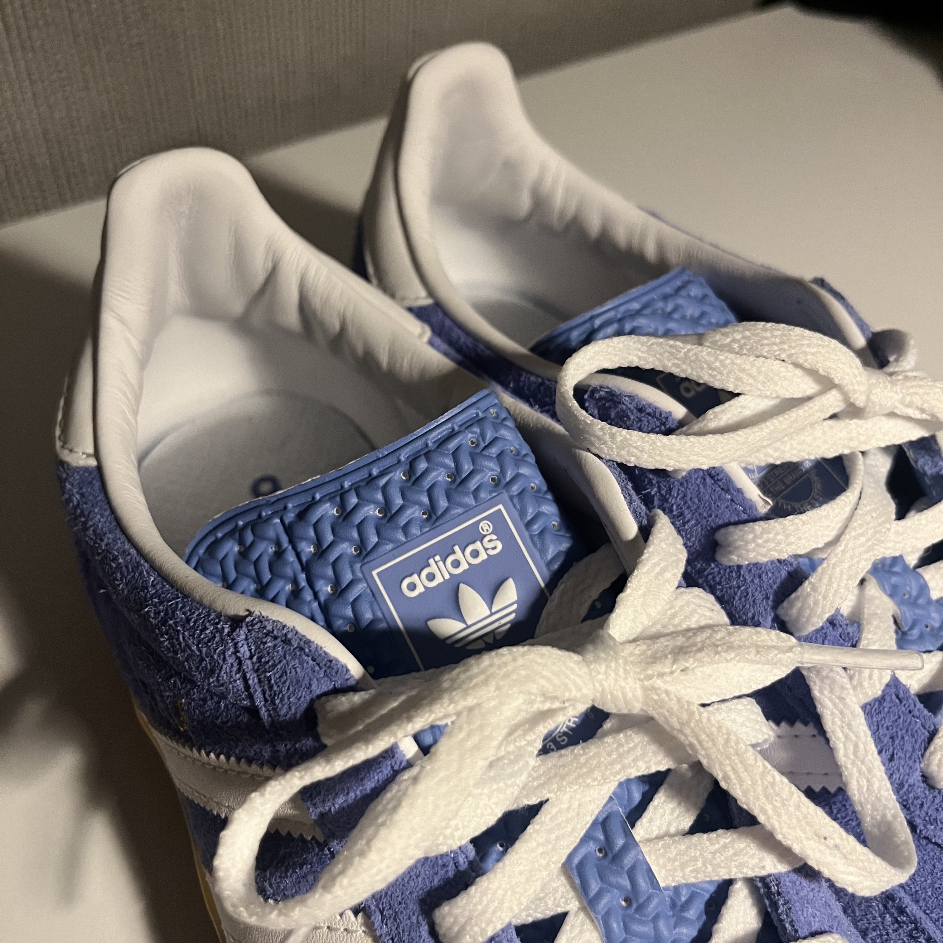 (W) Adidas Gazelle Indoor Blue Fusion Cloud White 착용 스타일 - 2