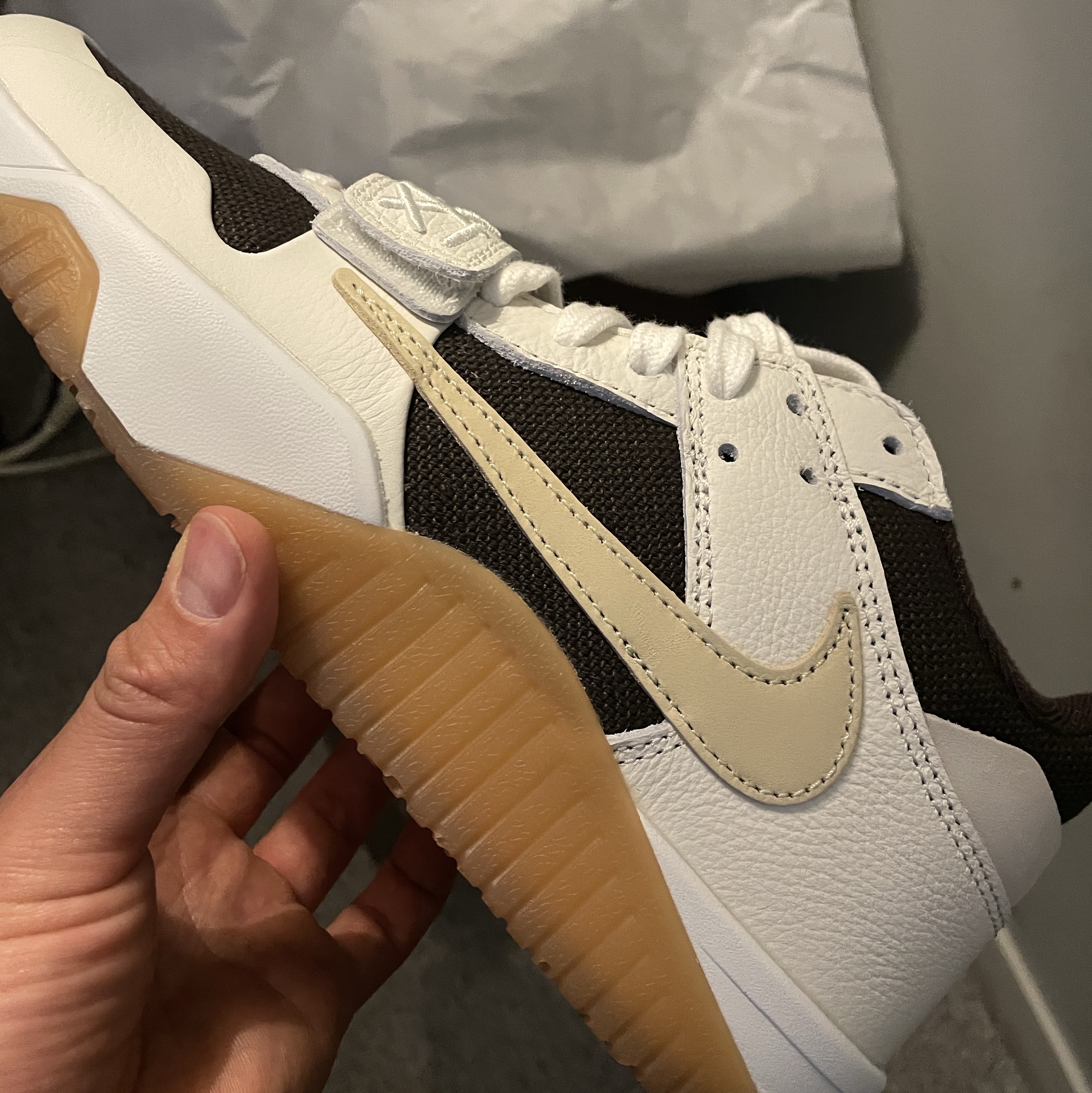 Jordan x Travis Scott Jumpman Jack TR Sail and Dark Mocha 착용 스타일 - 1