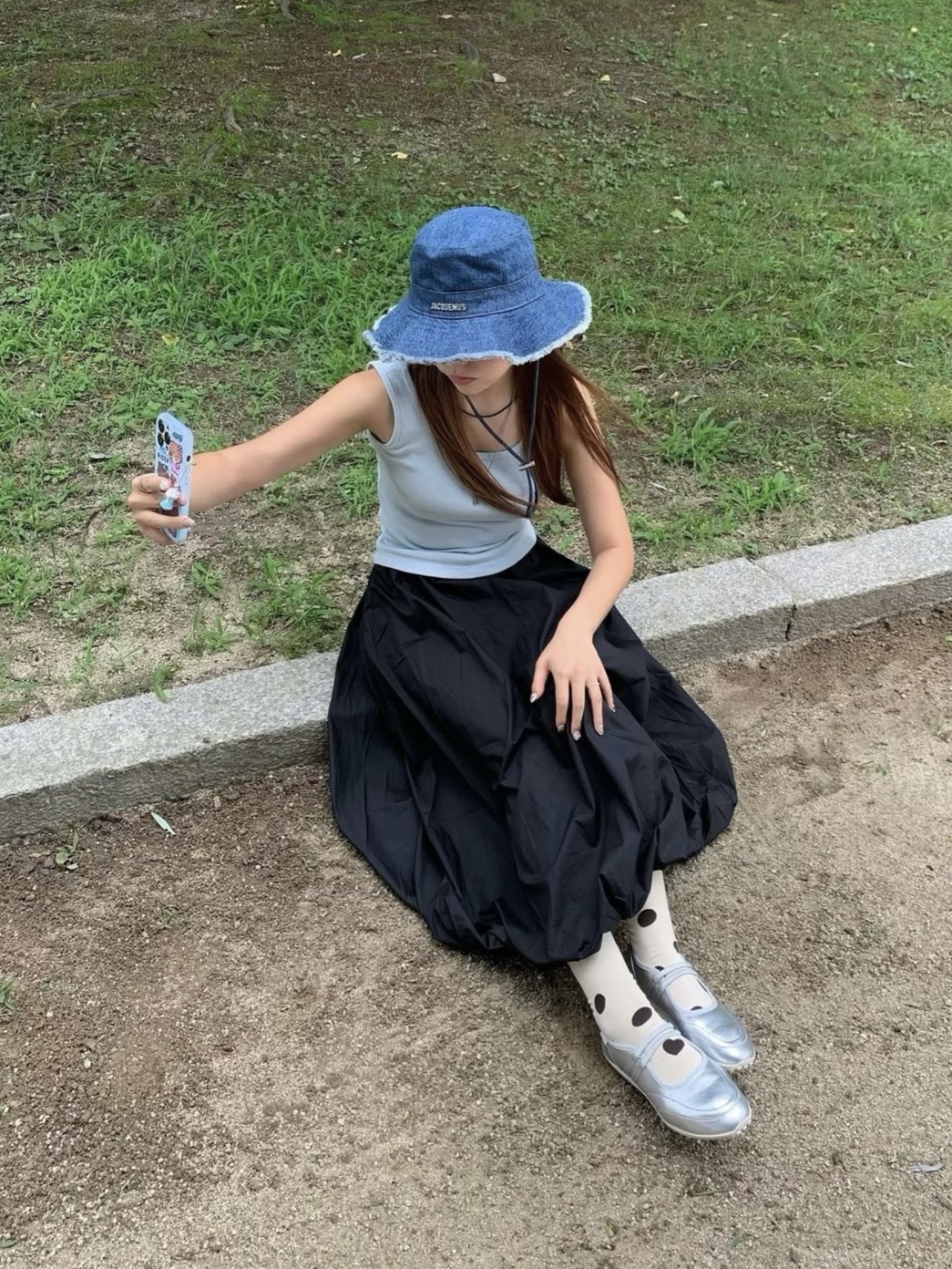 Jacquemus Le Bob Artichaut Bucket Hat Gradient Blue 착용 스타일