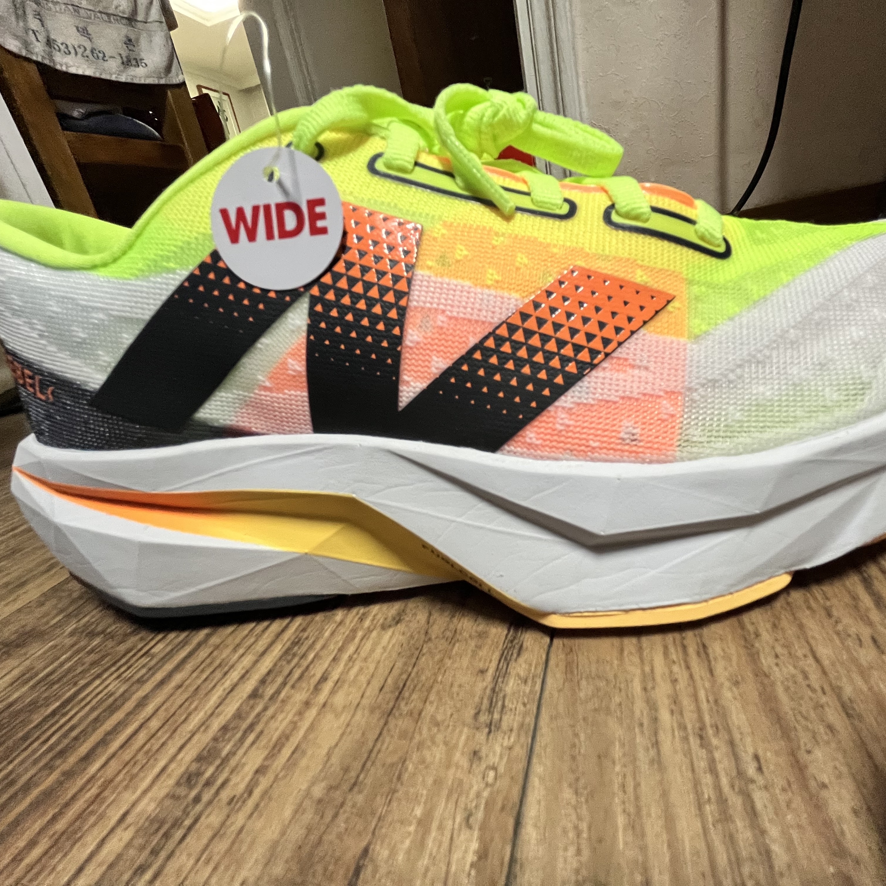 (W) New Balance Fuelcell Rebel v4 White Bleached Lime Glow - D Wide 착용 스타일