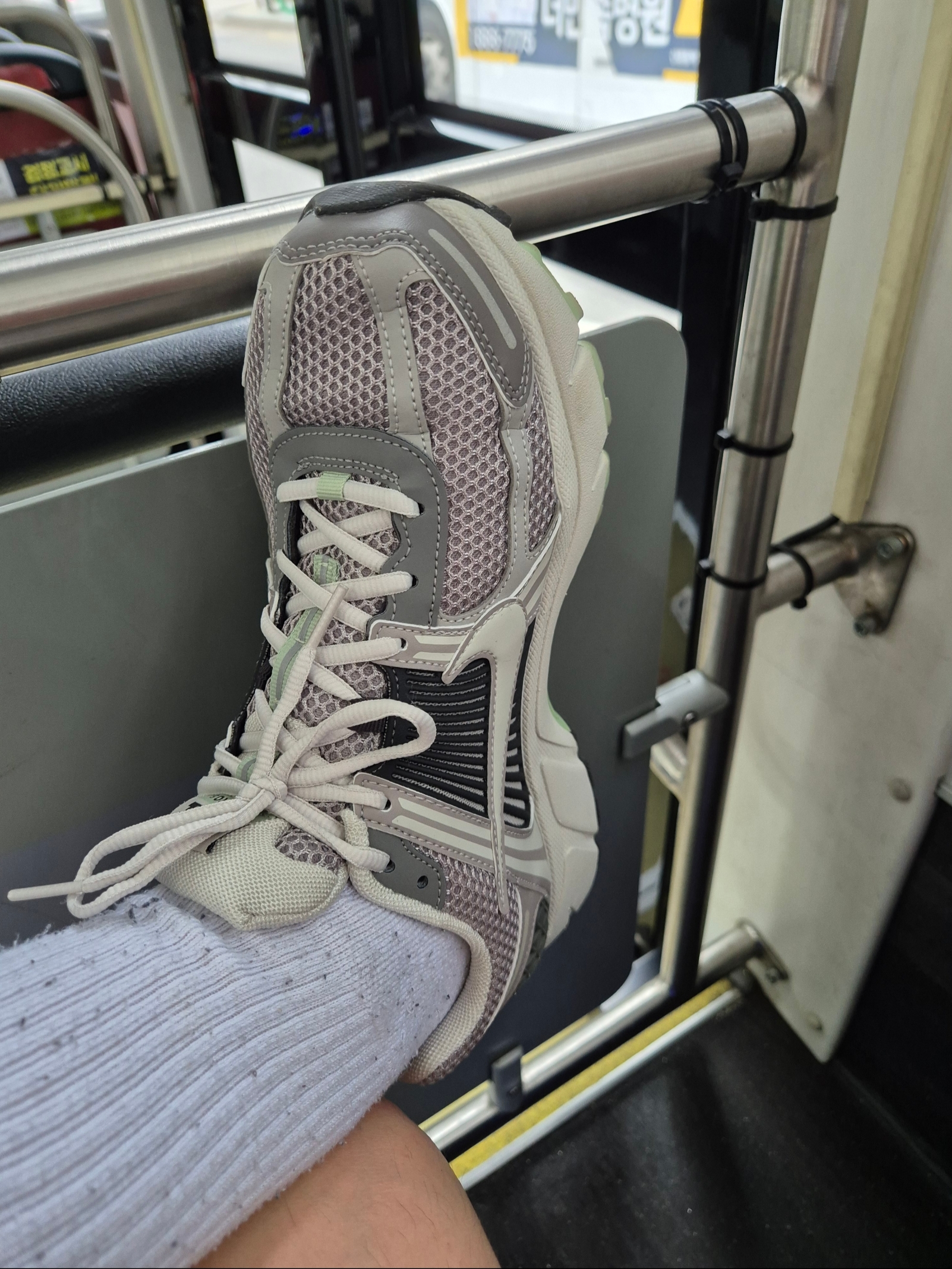 (W) Nike Zoom Vomero 5 Cobblestone and Flat Pewter 착용 스타일 - 1