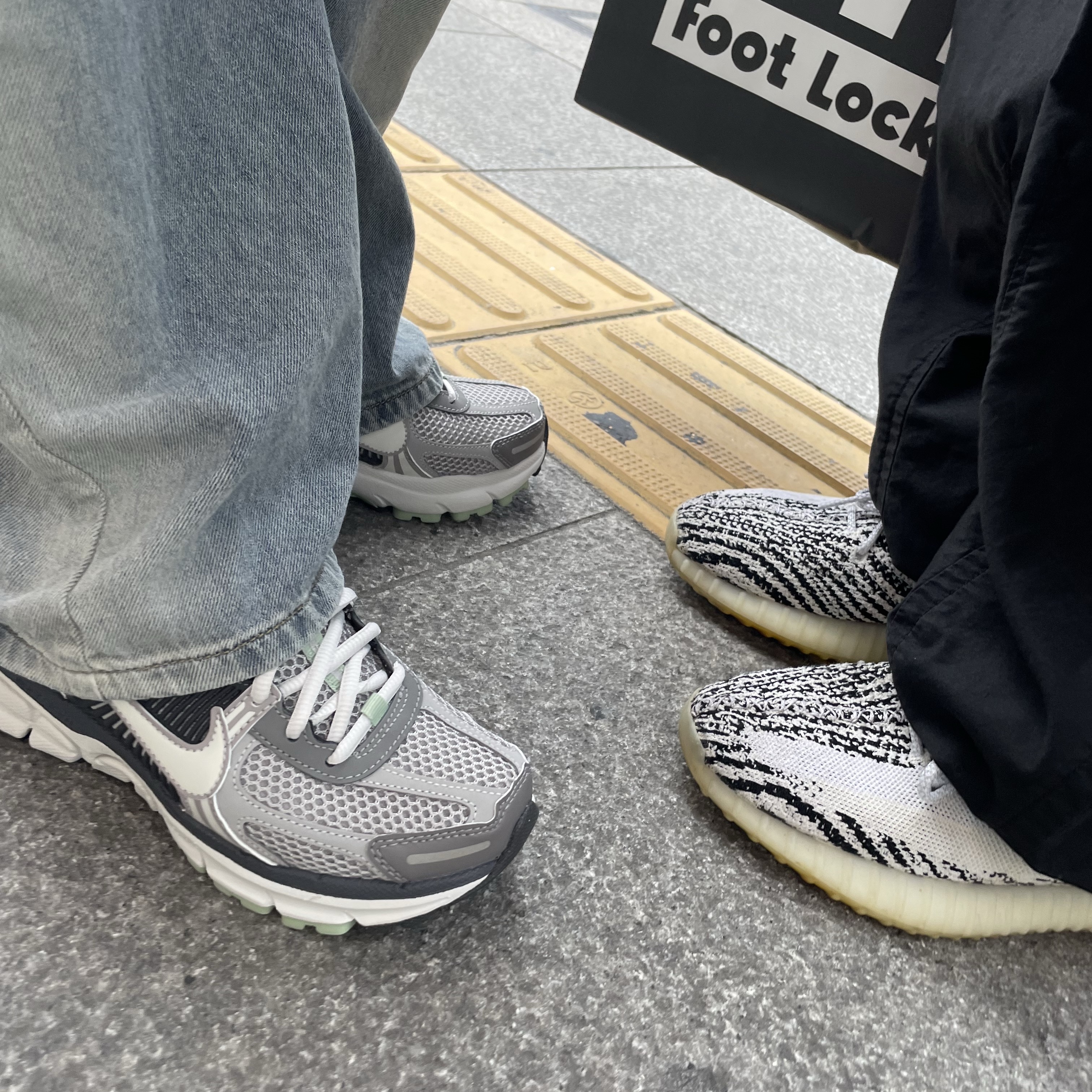 (W) Nike Zoom Vomero 5 Cobblestone and Flat Pewter, Adidas Yeezy Boost 350 V2 Zebra 2017/2019/2020 착용 스타일