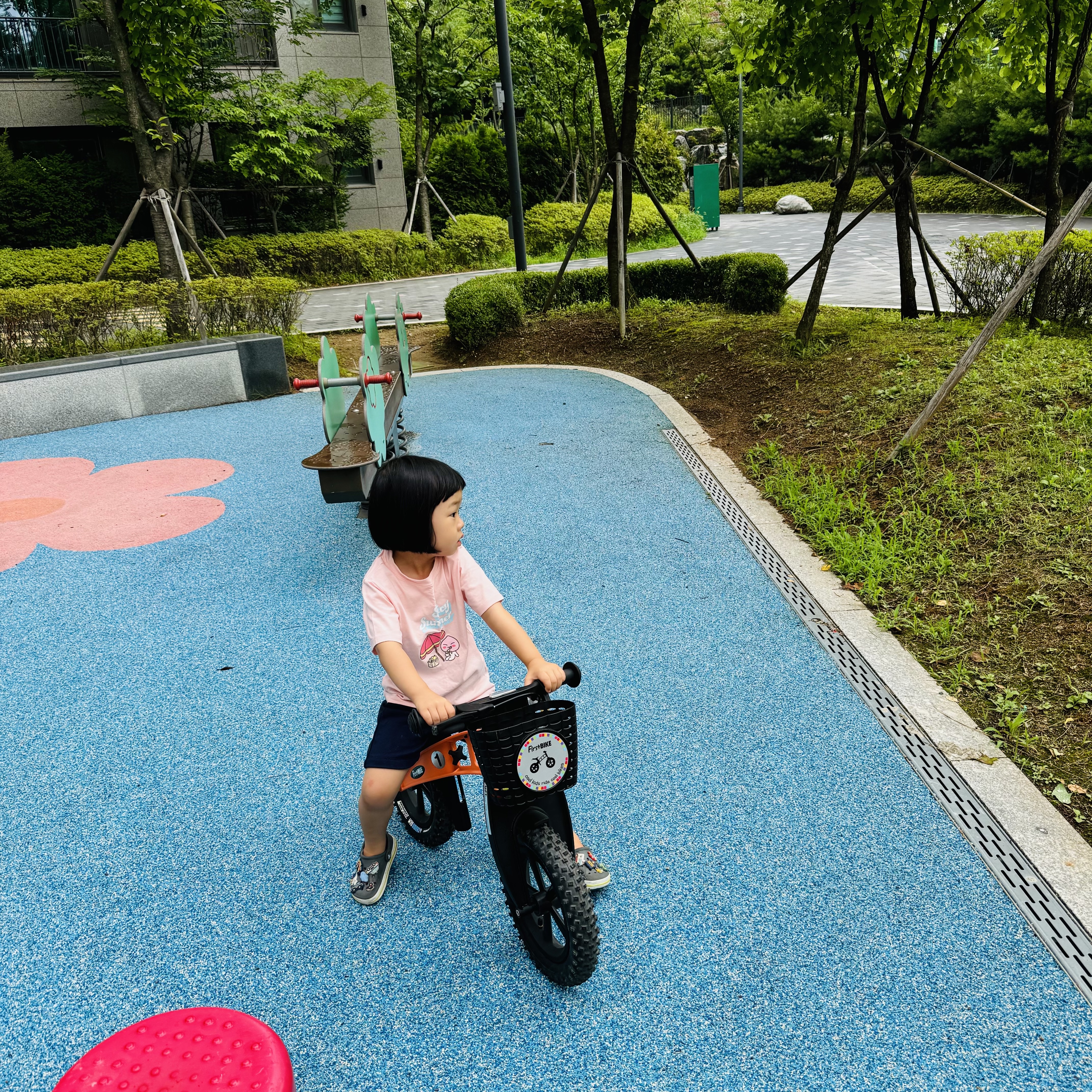 (Kids) Crocs Bayaband Clog Slate Grey Lime Punch 착용 스타일 - 1