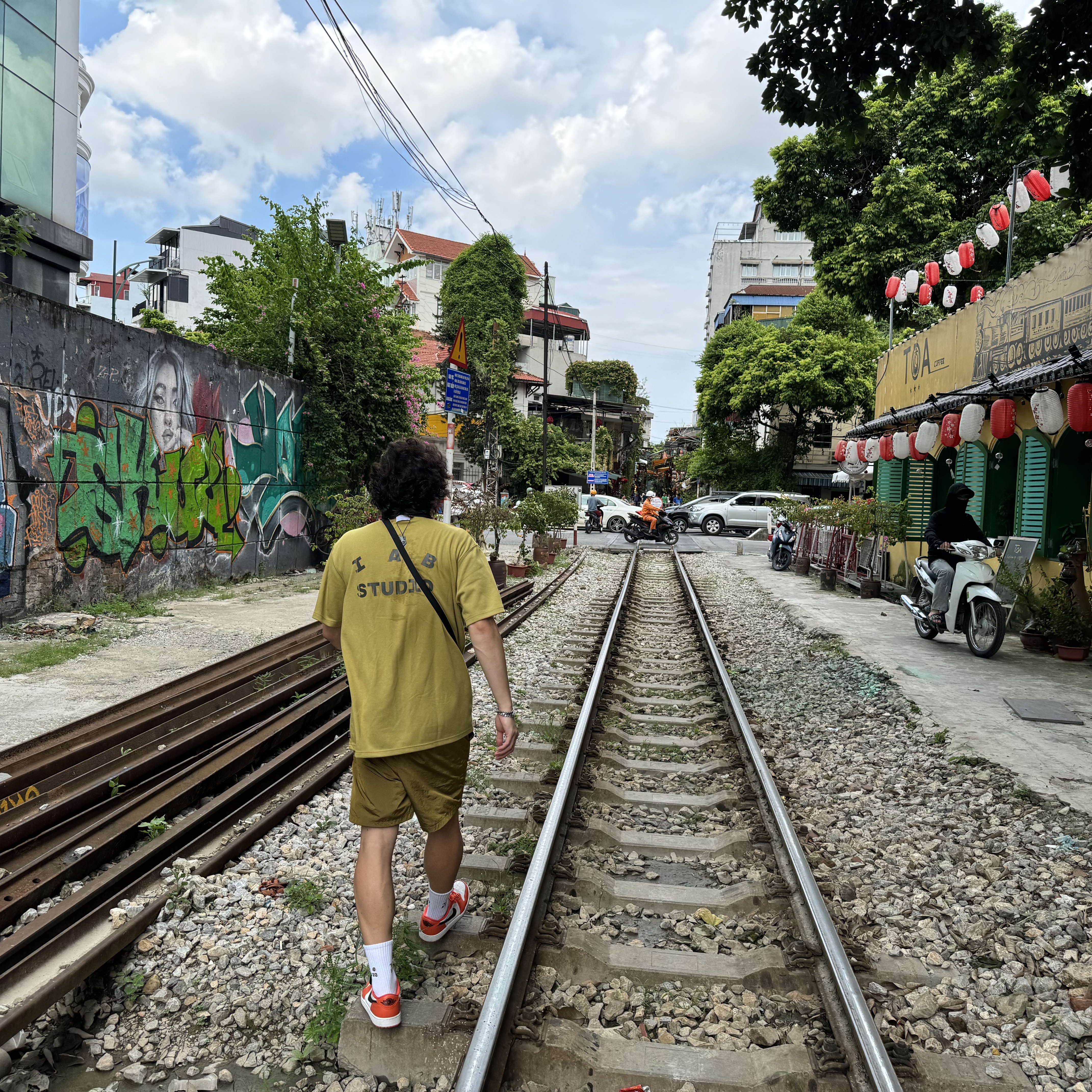 IAB Studio x D.P. T-Shirt Olive Green, Nike x Stussy Bucket Hat Black 착용 스타일 - 2