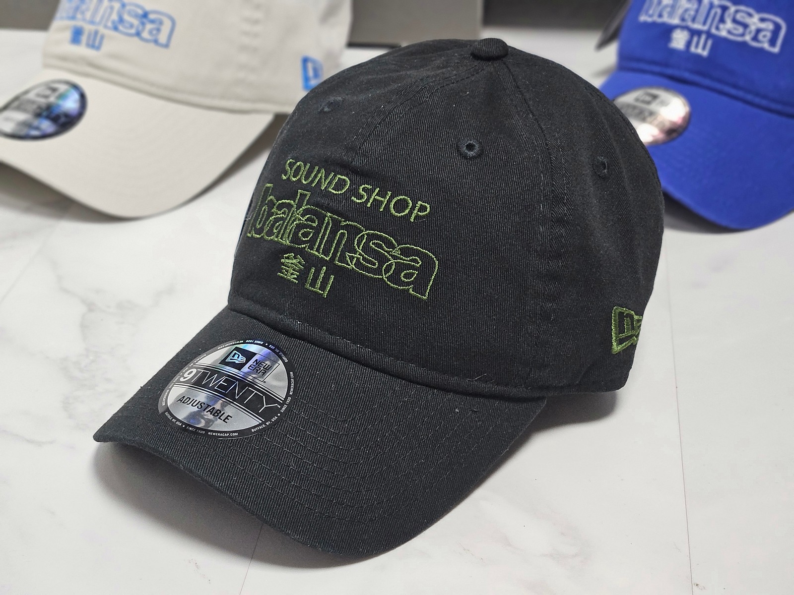 New Era x Balansa Unstructured Ball Cap Black Green, New Era x Balansa Unstructured Ball Cap White 착용 스타일 - 3