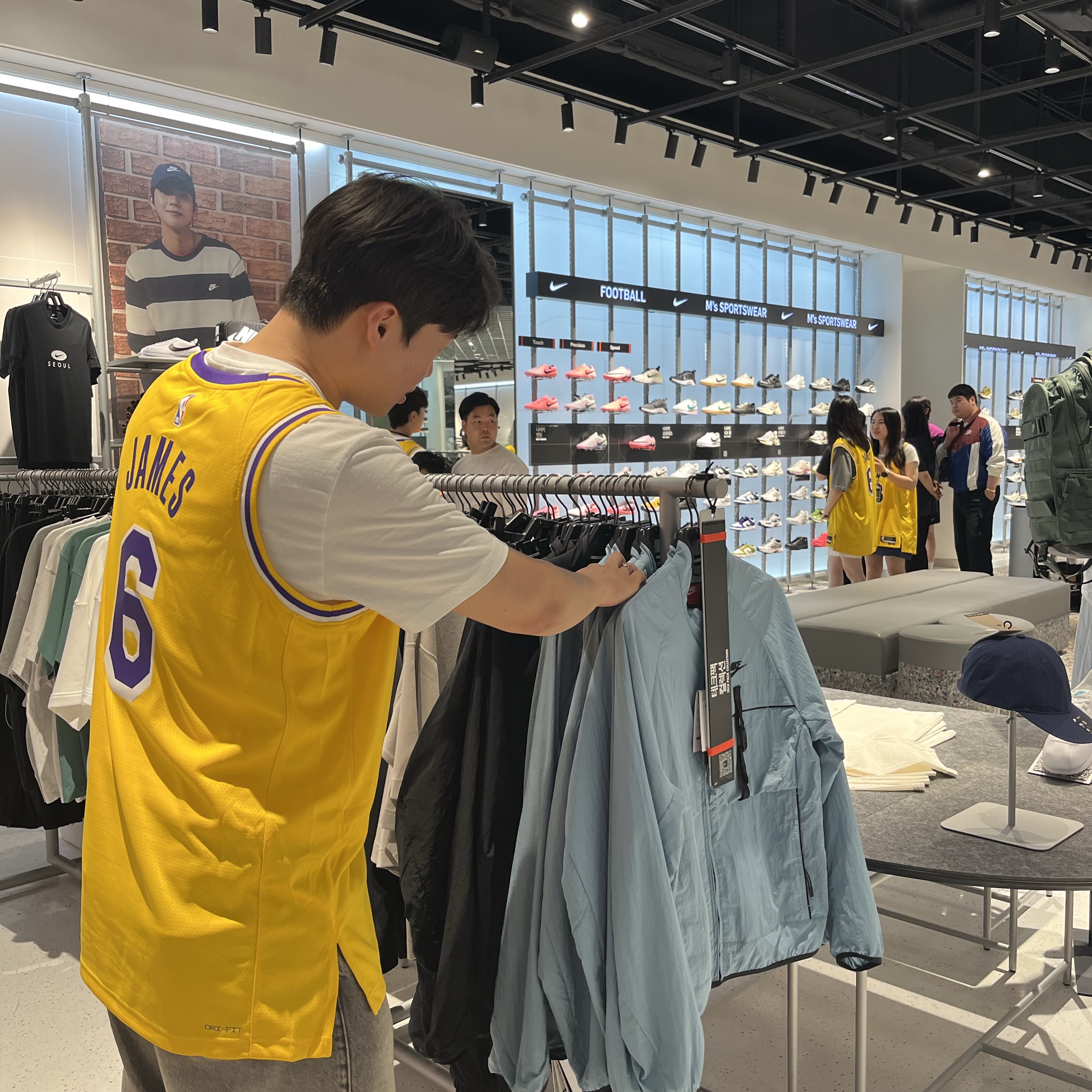 Nike LeBron James LA Lakers Icon Edition Jersey Amarillo 착용 스타일 - 3