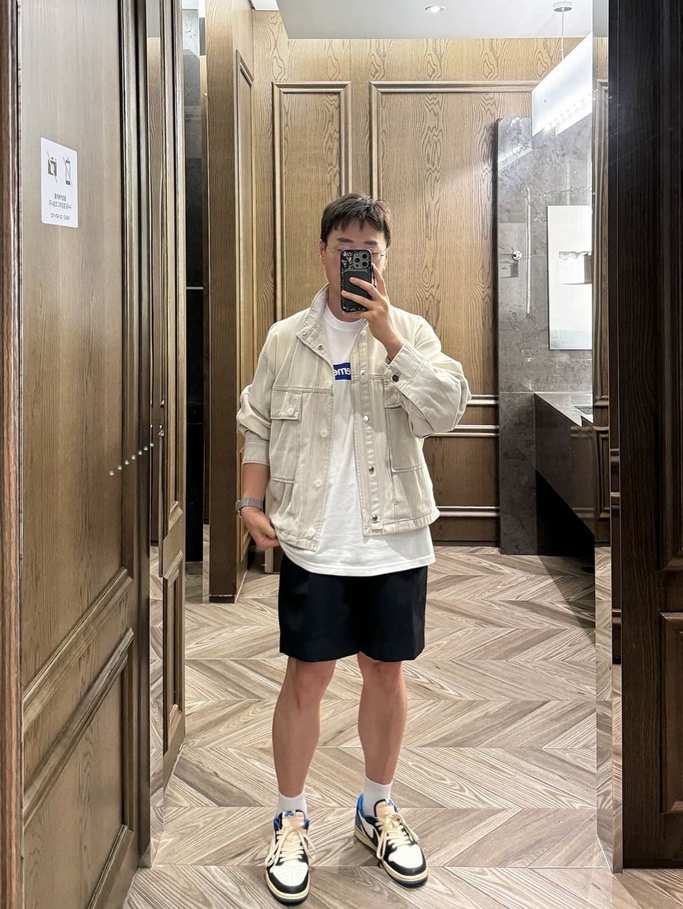 Supreme Seoul Box Logo T-Shirt White - 23FW, Jordan 1 x Travis Scott x Fragment Retro Low OG SP Military Blue 착용 스타일 - 1