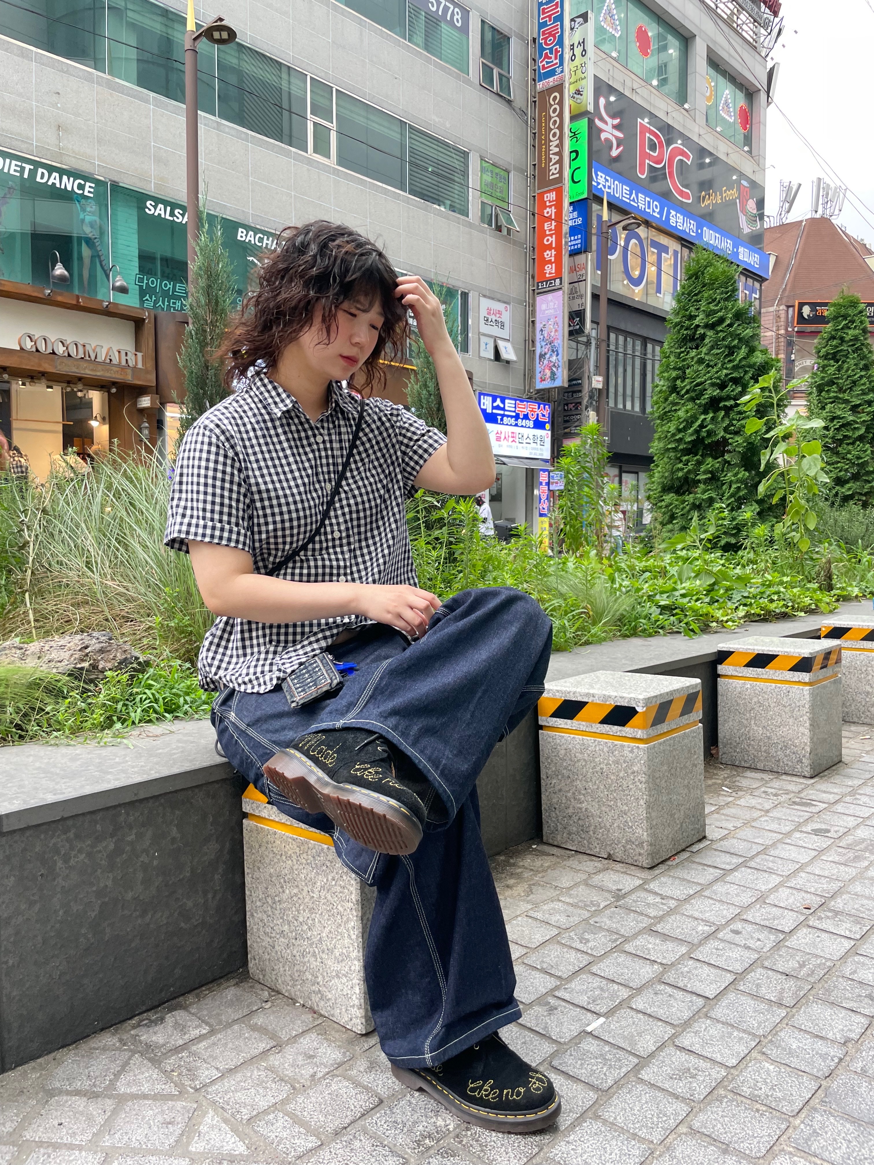 [KREAM 단독] Karactor Patchwork Denim Card Wallet Vintage Blue, Dr. Martens 1461 Desert Oasis Suede Black 착용 스타일 - 3