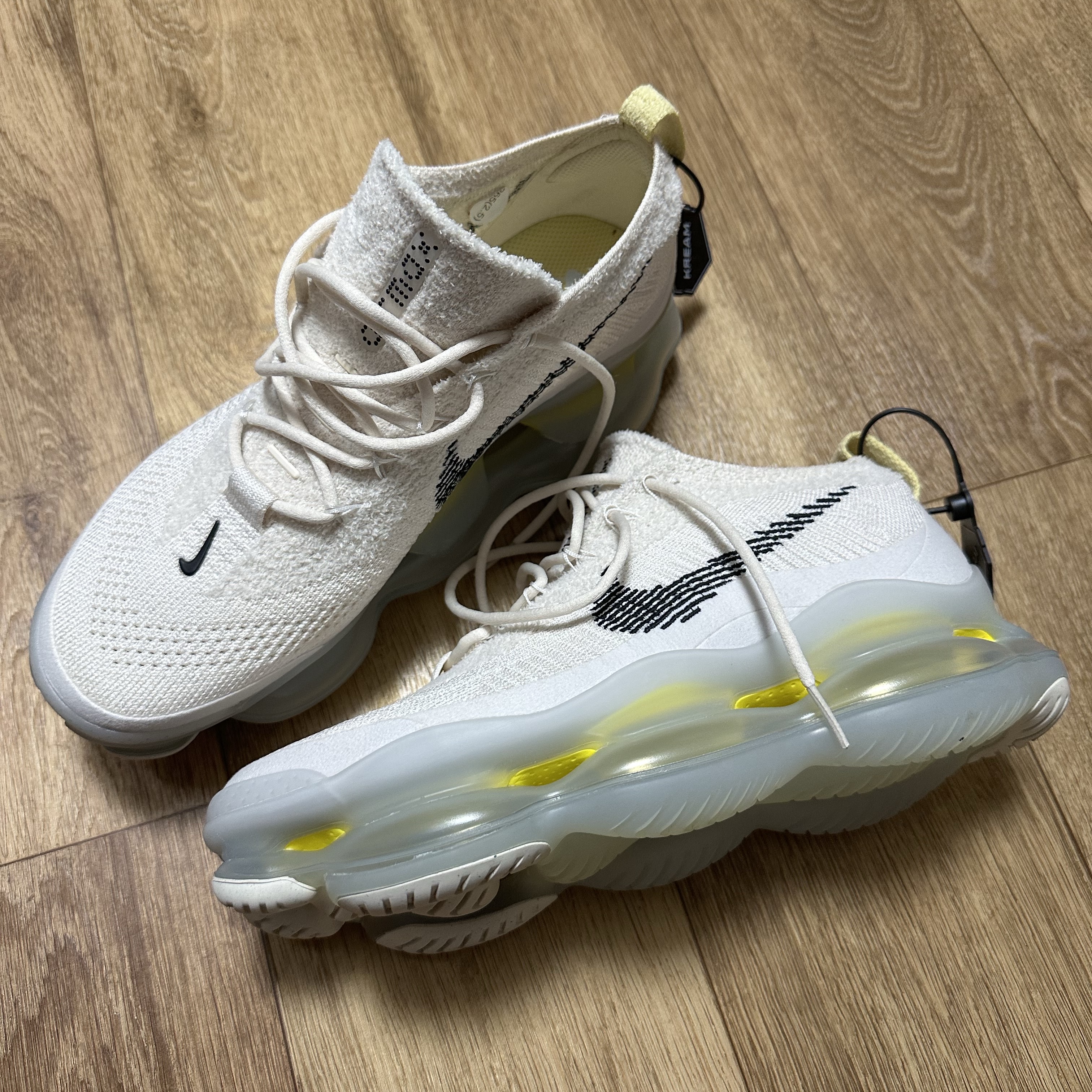 Nike Air Max Scorpion Flyknit Lemon Wash 착용 스타일