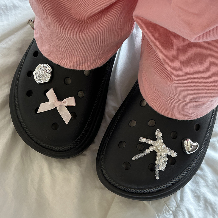 (W) Crocs Classic Platform Clog Black, Crocs Classic Crush Clog Black 착용 스타일 - 1